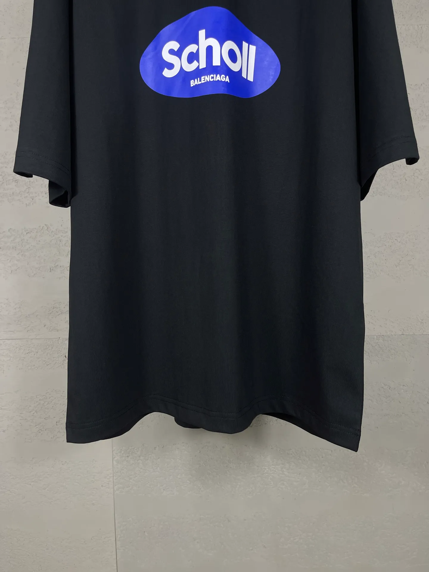 🅿️170 real photos [Top version. Official website quality] BALENCI*GA/Paris. SS25 latest model, Paris co-branded Scholl printed short-sleeved T-shirt. Brick cabinet synchronization. Genuine product developed at the first time, welcome to compare! The fabric is made of Paris ZP custom-woven and dyed cotton double yarn. Weighing 260 grams, the cloth surface is clean. The cloth pattern is clear, soft and comfortable. The threads are dyed with no color difference. The printing uses environmentally friendly imported rubber paddles. The letters are clear and the effect is three-dimensional. The version adopts OS loose shoulder design. Same style for men and women. Code: BL253688 Color: black, yellow Size: XS S M L