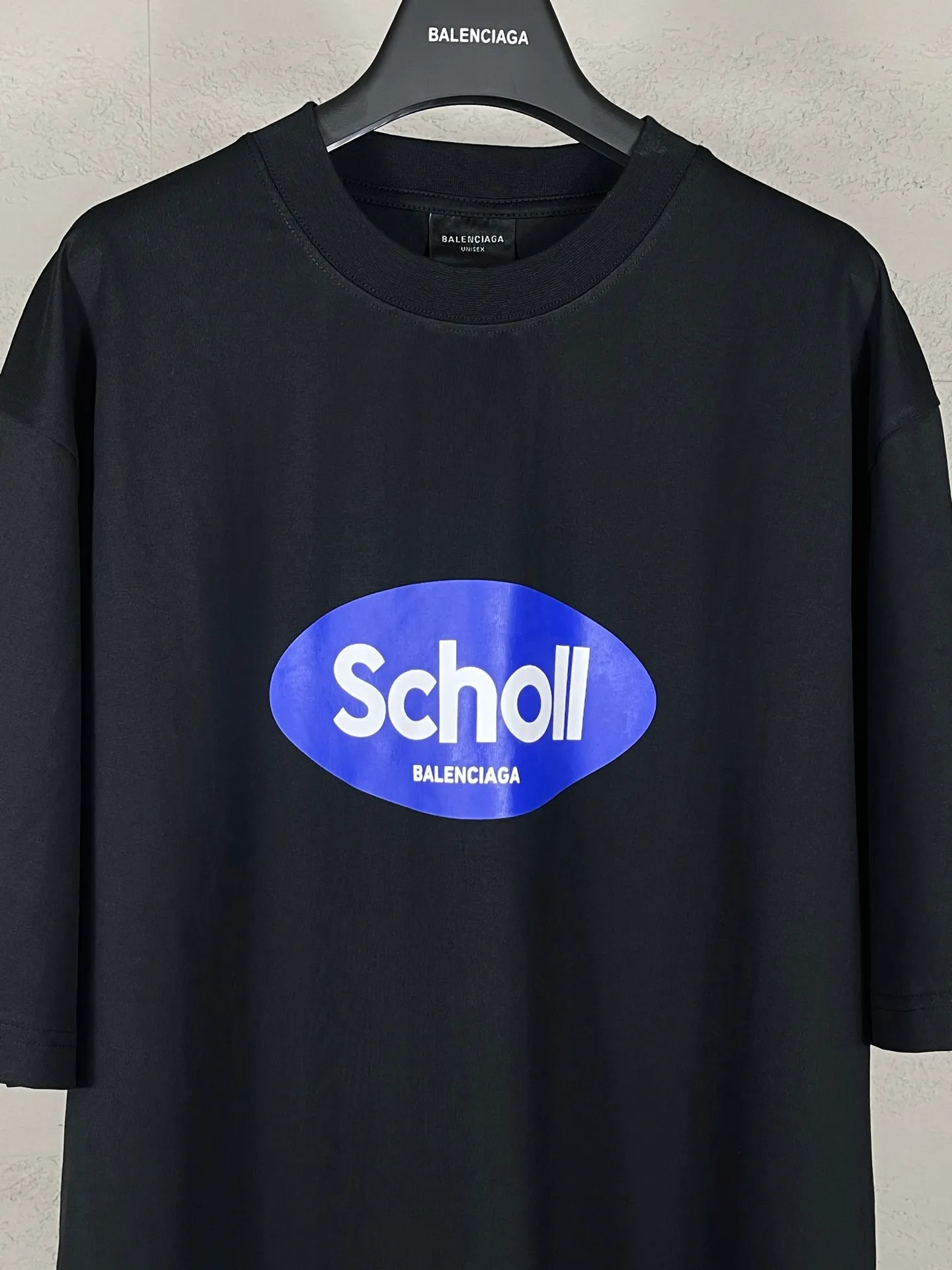 🅿️170 real photos [Top version. Official website quality] BALENCI*GA/Paris. SS25 latest model, Paris co-branded Scholl printed short-sleeved T-shirt. Brick cabinet synchronization. Genuine product developed at the first time, welcome to compare! The fabric is made of Paris ZP custom-woven and dyed cotton double yarn. Weighing 260 grams, the cloth surface is clean. The cloth pattern is clear, soft and comfortable. The threads are dyed with no color difference. The printing uses environmentally friendly imported rubber paddles. The letters are clear and the effect is three-dimensional. The version adopts OS loose shoulder design. Same style for men and women. Code: BL253688 Color: black, yellow Size: XS S M L