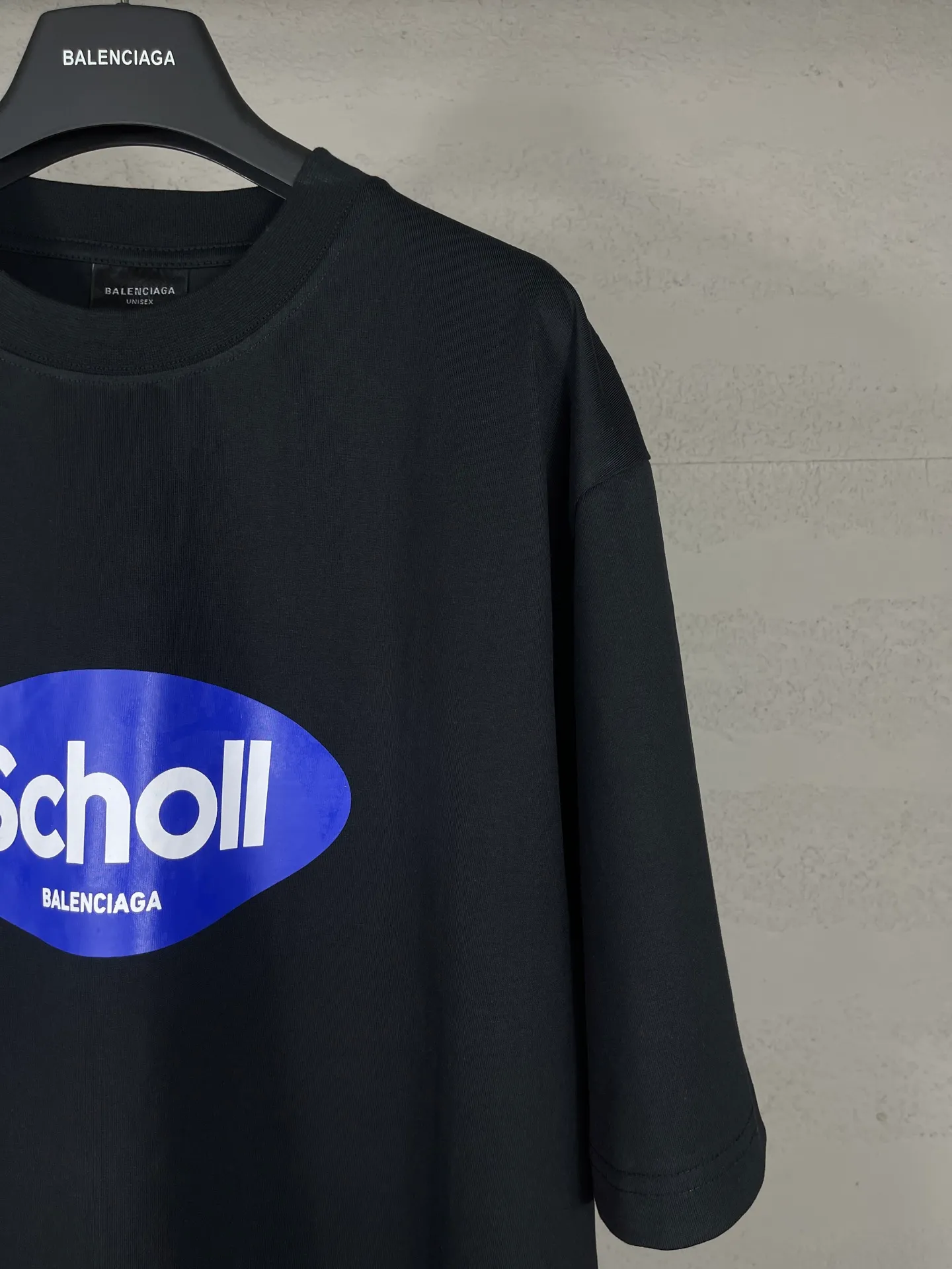 🅿️170 real photos [Top version. Official website quality] BALENCI*GA/Paris. SS25 latest model, Paris co-branded Scholl printed short-sleeved T-shirt. Brick cabinet synchronization. Genuine product developed at the first time, welcome to compare! The fabric is made of Paris ZP custom-woven and dyed cotton double yarn. Weighing 260 grams, the cloth surface is clean. The cloth pattern is clear, soft and comfortable. The threads are dyed with no color difference. The printing uses environmentally friendly imported rubber paddles. The letters are clear and the effect is three-dimensional. The version adopts OS loose shoulder design. Same style for men and women. Code: BL253688 Color: black, yellow Size: XS S M L