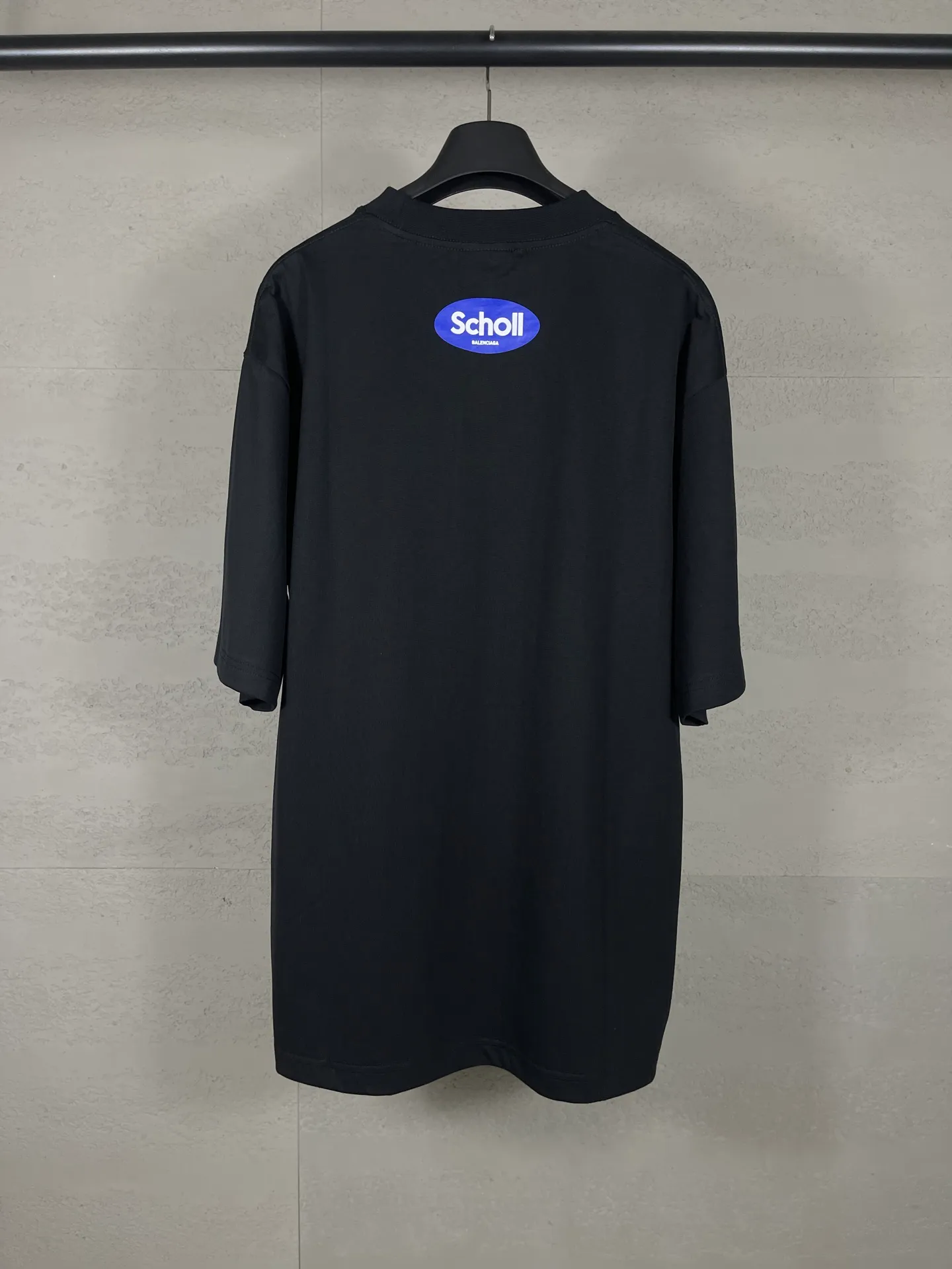 🅿️170 real photos [Top version. Official website quality] BALENCI*GA/Paris. SS25 latest model, Paris co-branded Scholl printed short-sleeved T-shirt. Brick cabinet synchronization. Genuine product developed at the first time, welcome to compare! The fabric is made of Paris ZP custom-woven and dyed cotton double yarn. Weighing 260 grams, the cloth surface is clean. The cloth pattern is clear, soft and comfortable. The threads are dyed with no color difference. The printing uses environmentally friendly imported rubber paddles. The letters are clear and the effect is three-dimensional. The version adopts OS loose shoulder design. Same style for men and women. Code: BL253688 Color: black, yellow Size: XS S M L