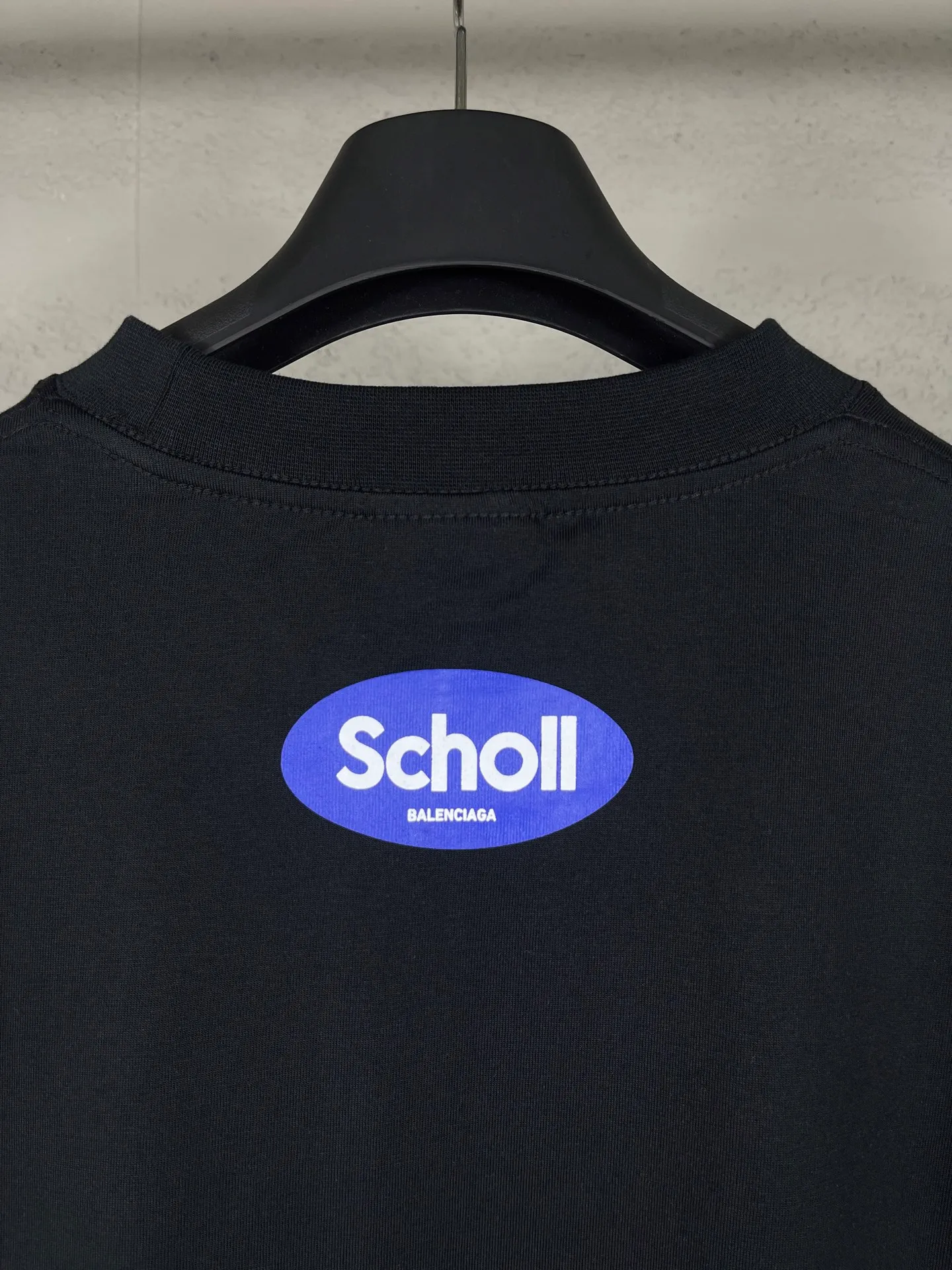 🅿️170 real photos [Top version. Official website quality] BALENCI*GA/Paris. SS25 latest model, Paris co-branded Scholl printed short-sleeved T-shirt. Brick cabinet synchronization. Genuine product developed at the first time, welcome to compare! The fabric is made of Paris ZP custom-woven and dyed cotton double yarn. Weighing 260 grams, the cloth surface is clean. The cloth pattern is clear, soft and comfortable. The threads are dyed with no color difference. The printing uses environmentally friendly imported rubber paddles. The letters are clear and the effect is three-dimensional. The version adopts OS loose shoulder design. Same style for men and women. Code: BL253688 Color: black, yellow Size: XS S M L