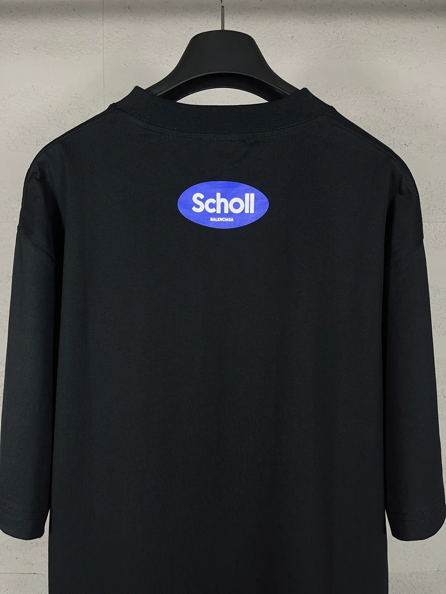 🅿️170 real photos [Top version. Official website quality] BALENCI*GA/Paris. SS25 latest model, Paris co-branded Scholl printed short-sleeved T-shirt. Brick cabinet synchronization. Genuine product developed at the first time, welcome to compare! The fabric is made of Paris ZP custom-woven and dyed cotton double yarn. Weighing 260 grams, the cloth surface is clean. The cloth pattern is clear, soft and comfortable. The threads are dyed with no color difference. The printing uses environmentally friendly imported rubber paddles. The letters are clear and the effect is three-dimensional. The version adopts OS loose shoulder design. Same style for men and women. Code: BL253688 Color: black, yellow Size: XS S M L