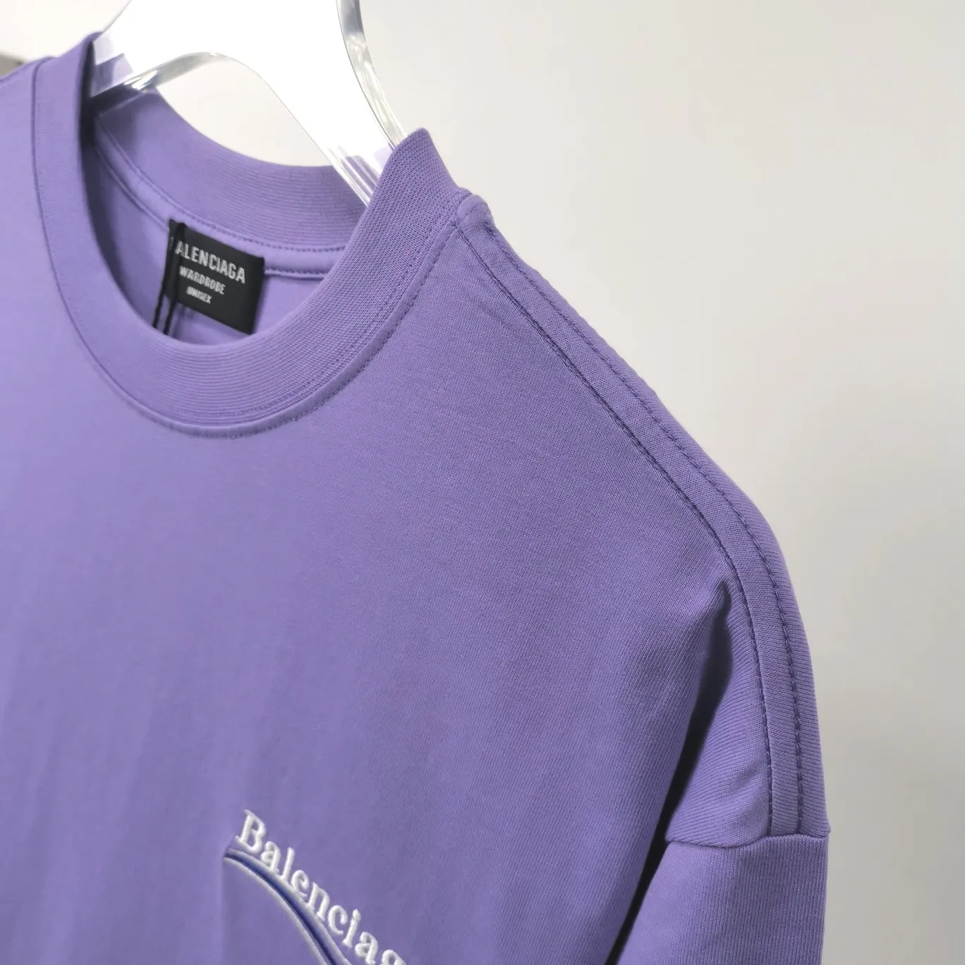 Supplementary details - the top tested version of Balenciaga's BALENCIAGA Cola Malone embroidery printed short-sleeved T-shirts for male and female couples stars. Three colors are available to ensure the same fabric as the original version, without color difference! Customized dyeing in a package! INS, Xiaohongshu’s popular style, classics that never fade away! The king of orders in Spain, the fried chicken is highly recommended! 32S 280g pure cotton double yarn fabric, comfortable and wide! Full of drape! The printing uses Tajima embroidery machine imported from Japan, which is known as the fighter among embroidery machines. The embroidery is meticulous, with no threads or skipped threads, the printing and embroidery are full and fine, and the letter spacing is consistent with ZP! Wearing it gives you full confidence and peace of mind! The labels and washes are all correct! On behalf of G at the same level! Consistent packaging at the counter!  Size: XS-L Color: Beige, taro purple, active gray, light hemp gray P:260