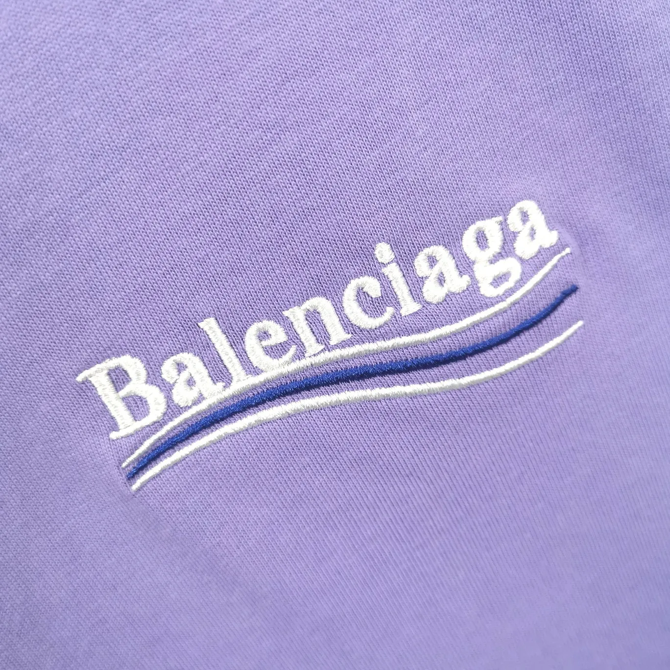 Supplementary details - the top tested version of Balenciaga's BALENCIAGA Cola Malone embroidery printed short-sleeved T-shirts for male and female couples stars. Three colors are available to ensure the same fabric as the original version, without color difference! Customized dyeing in a package! INS, Xiaohongshu’s popular style, classics that never fade away! The king of orders in Spain, the fried chicken is highly recommended! 32S 280g pure cotton double yarn fabric, comfortable and wide! Full of drape! The printing uses Tajima embroidery machine imported from Japan, which is known as the fighter among embroidery machines. The embroidery is meticulous, with no threads or skipped threads, the printing and embroidery are full and fine, and the letter spacing is consistent with ZP! Wearing it gives you full confidence and peace of mind! The labels and washes are all correct! On behalf of G at the same level! Consistent packaging at the counter!  Size: XS-L Color: Beige, taro purple, active gray, light hemp gray P:260