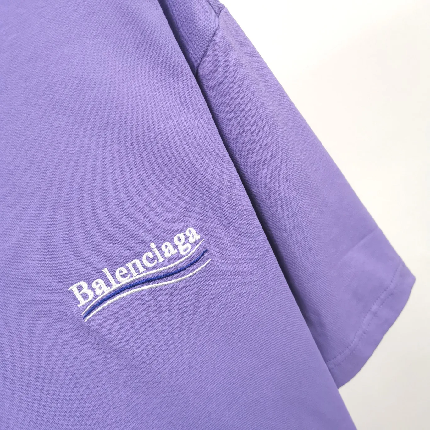 Supplementary details - the top tested version of Balenciaga's BALENCIAGA Cola Malone embroidery printed short-sleeved T-shirts for male and female couples stars. Three colors are available to ensure the same fabric as the original version, without color difference! Customized dyeing in a package! INS, Xiaohongshu’s popular style, classics that never fade away! The king of orders in Spain, the fried chicken is highly recommended! 32S 280g pure cotton double yarn fabric, comfortable and wide! Full of drape! The printing uses Tajima embroidery machine imported from Japan, which is known as the fighter among embroidery machines. The embroidery is meticulous, with no threads or skipped threads, the printing and embroidery are full and fine, and the letter spacing is consistent with ZP! Wearing it gives you full confidence and peace of mind! The labels and washes are all correct! On behalf of G at the same level! Consistent packaging at the counter!  Size: XS-L Color: Beige, taro purple, active gray, light hemp gray P:260