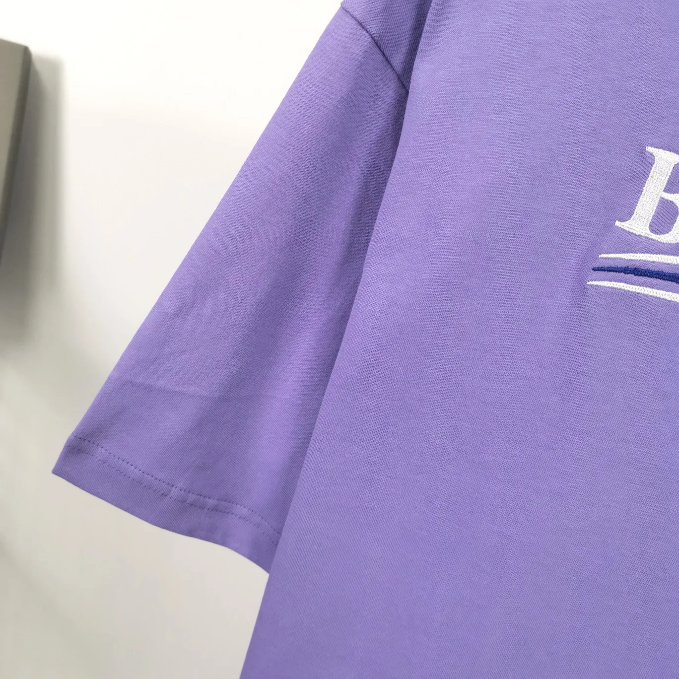 Supplementary details - the top tested version of Balenciaga's BALENCIAGA Cola Malone embroidery printed short-sleeved T-shirts for male and female couples stars. Three colors are available to ensure the same fabric as the original version, without color difference! Customized dyeing in a package! INS, Xiaohongshu’s popular style, classics that never fade away! The king of orders in Spain, the fried chicken is highly recommended! 32S 280g pure cotton double yarn fabric, comfortable and wide! Full of drape! The printing uses Tajima embroidery machine imported from Japan, which is known as the fighter among embroidery machines. The embroidery is meticulous, with no threads or skipped threads, the printing and embroidery are full and fine, and the letter spacing is consistent with ZP! Wearing it gives you full confidence and peace of mind! The labels and washes are all correct! On behalf of G at the same level! Consistent packaging at the counter!  Size: XS-L Color: Beige, taro purple, active gray, light hemp gray P:260