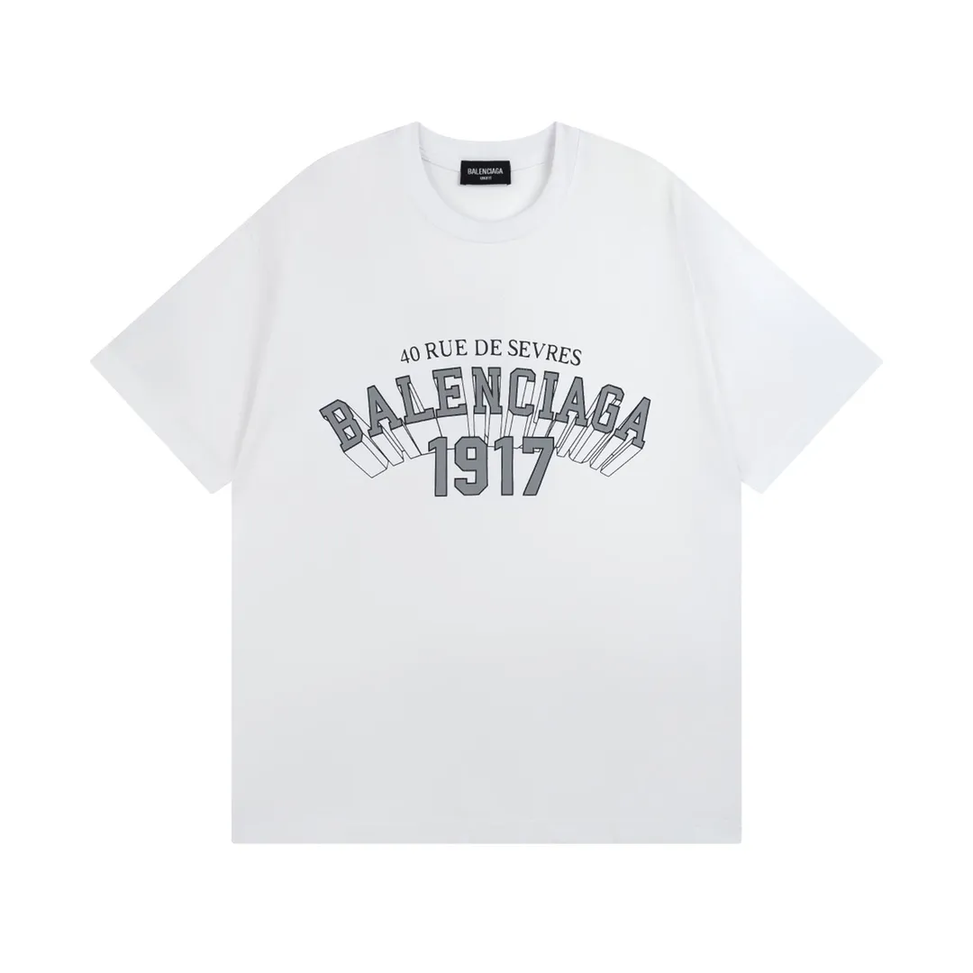 🅿️166 Detailed picture [Top version. Official website quality] BALENCI*GA/Paris.1917 3D classic letter LOGO printed short-sleeved T-shirt. Brick cabinet synchronization. The fabric is made of Paris ZP custom-woven and dyed 100% cotton double yarn compact cotton. The weight is 260 grams, the cloth surface is clean. The cloth pattern is clear, soft and comfortable. The threads are dyed with no color difference. The classic pattern is printed with environmentally friendly imported materials, straight cracks and cracked glue. Precision printing screen, the letters are clear and the effect is three-dimensional. Different market currency, welcome to compare, the version adopts OS loose shoulder version. Same style for men and women Coding: BL223050 Color: black, white Size: XS S M L