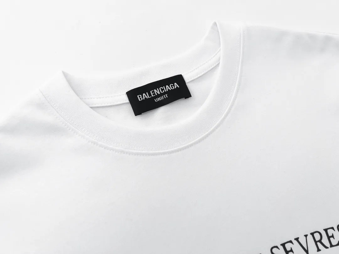 🅿️166 Detailed picture [Top version. Official website quality] BALENCI*GA/Paris.1917 3D classic letter LOGO printed short-sleeved T-shirt. Brick cabinet synchronization. The fabric is made of Paris ZP custom-woven and dyed 100% cotton double yarn compact cotton. The weight is 260 grams, the cloth surface is clean. The cloth pattern is clear, soft and comfortable. The threads are dyed with no color difference. The classic pattern is printed with environmentally friendly imported materials, straight cracks and cracked glue. Precision printing screen, the letters are clear and the effect is three-dimensional. Different market currency, welcome to compare, the version adopts OS loose shoulder version. Same style for men and women Coding: BL223050 Color: black, white Size: XS S M L
