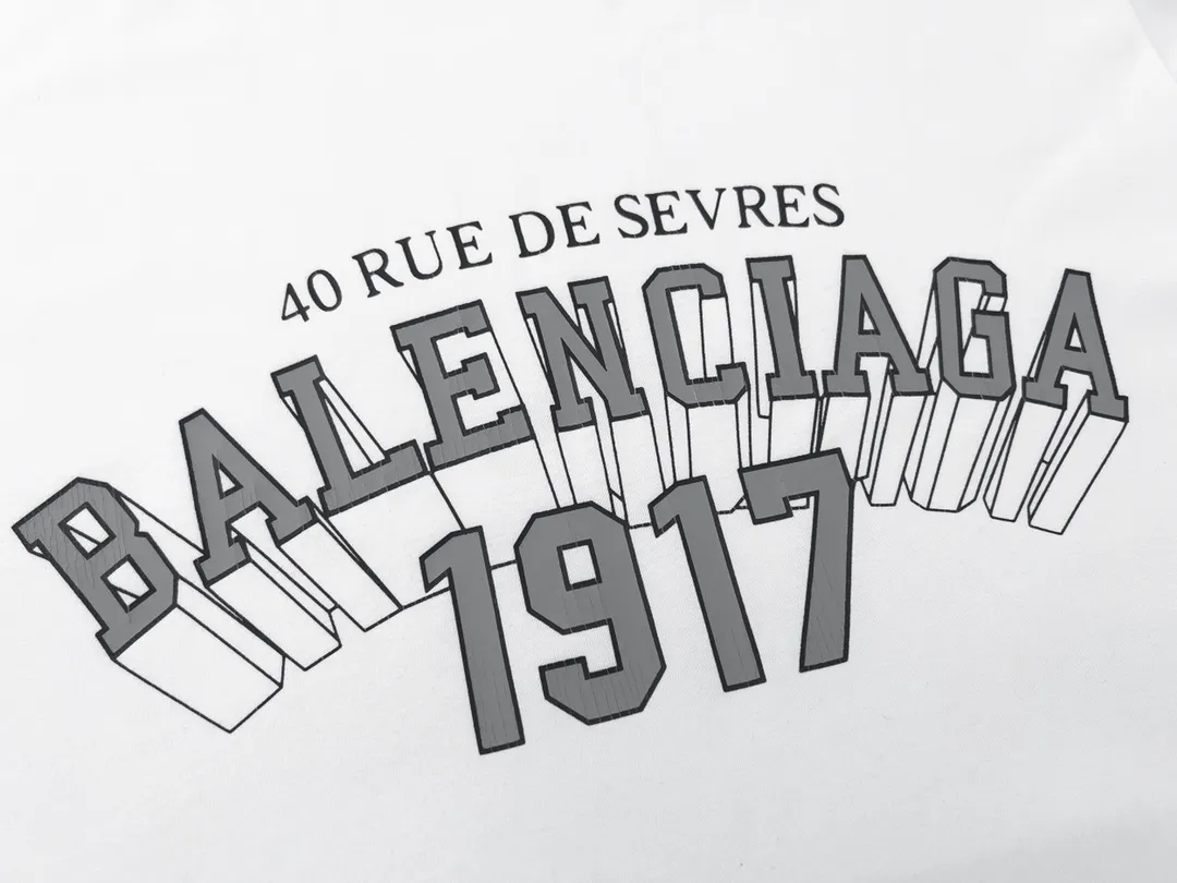 🅿️166 Detailed picture [Top version. Official website quality] BALENCI*GA/Paris.1917 3D classic letter LOGO printed short-sleeved T-shirt. Brick cabinet synchronization. The fabric is made of Paris ZP custom-woven and dyed 100% cotton double yarn compact cotton. The weight is 260 grams, the cloth surface is clean. The cloth pattern is clear, soft and comfortable. The threads are dyed with no color difference. The classic pattern is printed with environmentally friendly imported materials, straight cracks and cracked glue. Precision printing screen, the letters are clear and the effect is three-dimensional. Different market currency, welcome to compare, the version adopts OS loose shoulder version. Same style for men and women Coding: BL223050 Color: black, white Size: XS S M L