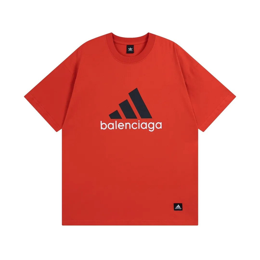 🅿️174 Detailed picture [Top version. Official website quality] BALENCI*GA/Paris co-branded Adidas front classic LOGO combination printed short-sleeved T-shirt# The fabric is made of Paris ZP custom-woven and dyed cotton double yarn. Weighing 260 grams, the cloth surface is clean. The cloth pattern is clear, soft and comfortable. The color fastness is good. It is not easy to change color. The threads are dyed with no color difference. The classic letter LOGO printing uses imported glue. The effect is three-dimensional and has no burrs. It is produced according to the pictures in the Jubie market. Welcome to compare. Restored brick cabinets. The version adopts OS loose shoulder version. Same style for men and women. Code: BL223076 Color: black. white. red. blue. sapphire blue Size: XS to L