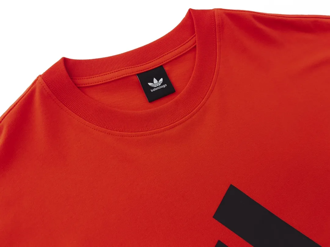 🅿️174 Detailed picture [Top version. Official website quality] BALENCI*GA/Paris co-branded Adidas front classic LOGO combination printed short-sleeved T-shirt# The fabric is made of Paris ZP custom-woven and dyed cotton double yarn. Weighing 260 grams, the cloth surface is clean. The cloth pattern is clear, soft and comfortable. The color fastness is good. It is not easy to change color. The threads are dyed with no color difference. The classic letter LOGO printing uses imported glue. The effect is three-dimensional and has no burrs. It is produced according to the pictures in the Jubie market. Welcome to compare. Restored brick cabinets. The version adopts OS loose shoulder version. Same style for men and women. Code: BL223076 Color: black. white. red. blue. sapphire blue Size: XS to L