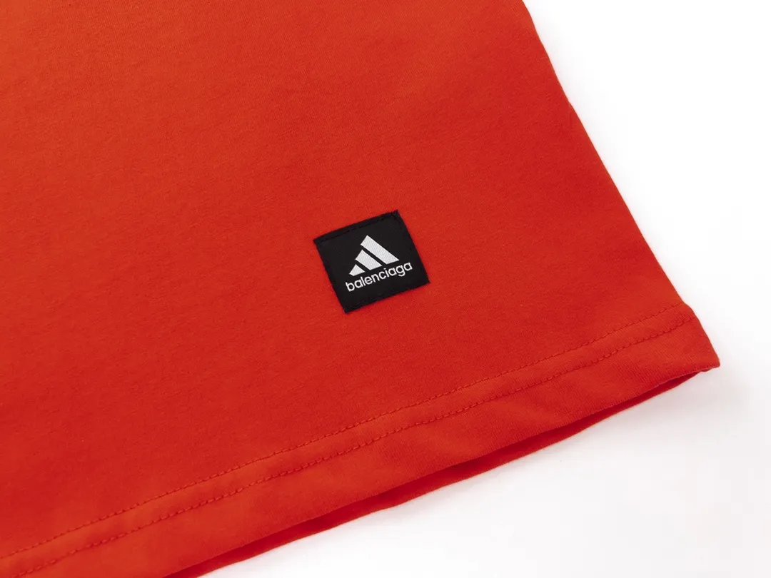 🅿️174 Detailed picture [Top version. Official website quality] BALENCI*GA/Paris co-branded Adidas front classic LOGO combination printed short-sleeved T-shirt# The fabric is made of Paris ZP custom-woven and dyed cotton double yarn. Weighing 260 grams, the cloth surface is clean. The cloth pattern is clear, soft and comfortable. The color fastness is good. It is not easy to change color. The threads are dyed with no color difference. The classic letter LOGO printing uses imported glue. The effect is three-dimensional and has no burrs. It is produced according to the pictures in the Jubie market. Welcome to compare. Restored brick cabinets. The version adopts OS loose shoulder version. Same style for men and women. Code: BL223076 Color: black. white. red. blue. sapphire blue Size: XS to L