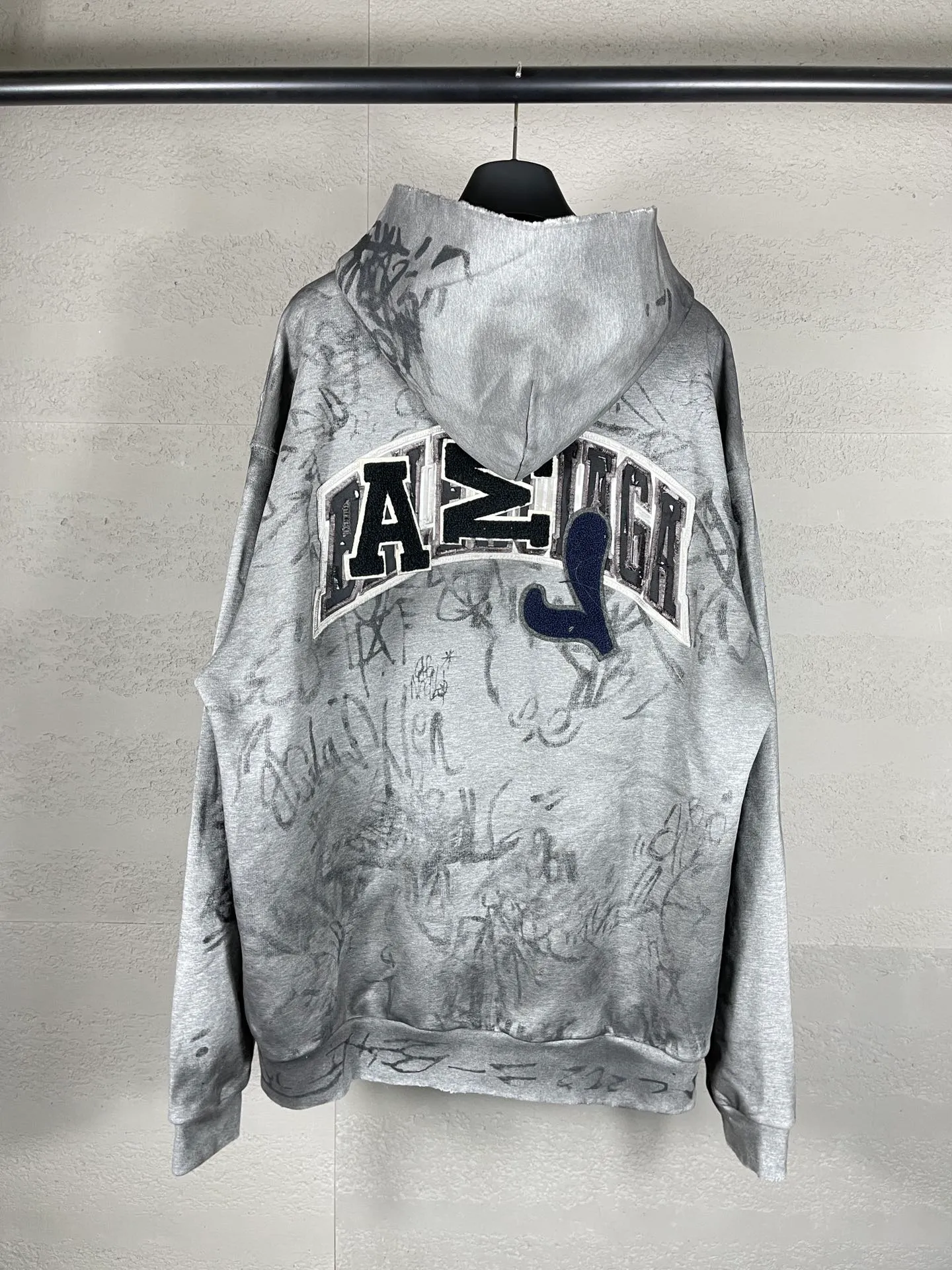 🅿️456 real photos [Top version. Official website quality] BALENCI*GA/Paris co-branded Manchester United. 24 latest. Hand-painted. Worn. Washed. Distressed. Worn. Inkjet painting. Graffiti. Zipper cardigan hooded sweatshirt. The embroidered insignia is heavily tattered. Top-quality board. Comparisons are welcome. The fabric is made of Paris ZP custom-woven and dyed cotton double yarn. Weighing 260 grams, the cloth surface is clean. The cloth pattern is clear, soft and comfortable. The threads are dyed with no color difference. The front pattern embroidery is made with imported machine embroidery. The color of the chapter mark is the same. The embroidery and border are embroidered. The chapter mark is worn and distressed to match the brick cabinet. Ready-made clothes are washed and distressed. Painted with graffiti. The entire piece of clothing is restored with overweight craftsmanship. Jubie market produces pictures based on pictures. Welcome to compare. The version adopts OS loose shoulder design. Same style for men and women. Code: BL238079 Color: gray, red, lake blue Size: XS S M L