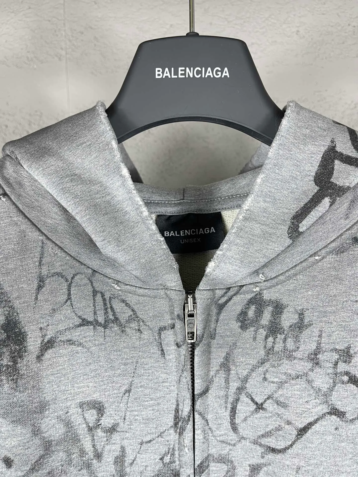 🅿️456 real photos [Top version. Official website quality] BALENCI*GA/Paris co-branded Manchester United. 24 latest. Hand-painted. Worn. Washed. Distressed. Worn. Inkjet painting. Graffiti. Zipper cardigan hooded sweatshirt. The embroidered insignia is heavily tattered. Top-quality board. Comparisons are welcome. The fabric is made of Paris ZP custom-woven and dyed cotton double yarn. Weighing 260 grams, the cloth surface is clean. The cloth pattern is clear, soft and comfortable. The threads are dyed with no color difference. The front pattern embroidery is made with imported machine embroidery. The color of the chapter mark is the same. The embroidery and border are embroidered. The chapter mark is worn and distressed to match the brick cabinet. Ready-made clothes are washed and distressed. Painted with graffiti. The entire piece of clothing is restored with overweight craftsmanship. Jubie market produces pictures based on pictures. Welcome to compare. The version adopts OS loose shoulder design. Same style for men and women. Code: BL238079 Color: gray, red, lake blue Size: XS S M L