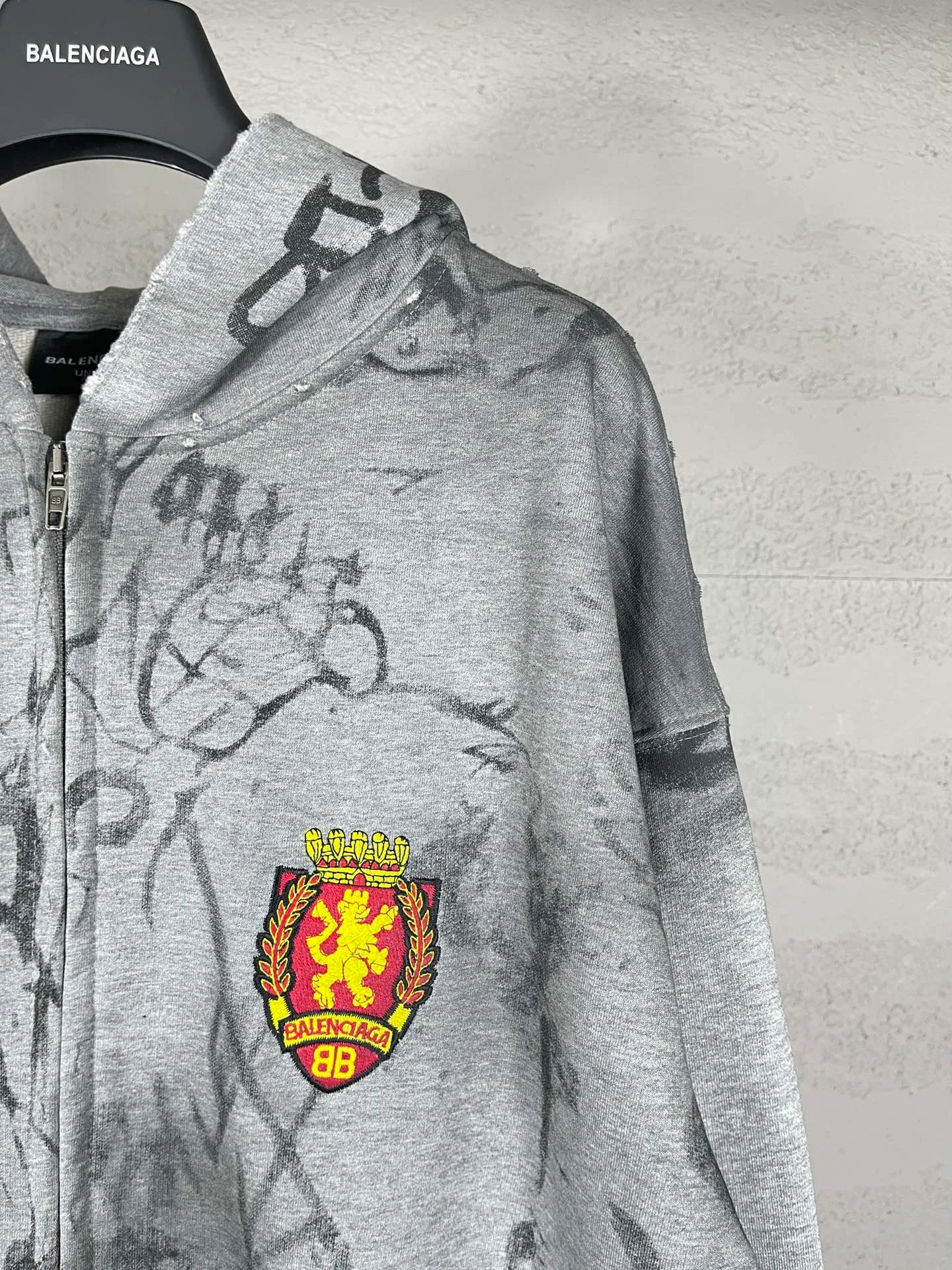 🅿️456 real photos [Top version. Official website quality] BALENCI*GA/Paris co-branded Manchester United. 24 latest. Hand-painted. Worn. Washed. Distressed. Worn. Inkjet painting. Graffiti. Zipper cardigan hooded sweatshirt. The embroidered insignia is heavily tattered. Top-quality board. Comparisons are welcome. The fabric is made of Paris ZP custom-woven and dyed cotton double yarn. Weighing 260 grams, the cloth surface is clean. The cloth pattern is clear, soft and comfortable. The threads are dyed with no color difference. The front pattern embroidery is made with imported machine embroidery. The color of the chapter mark is the same. The embroidery and border are embroidered. The chapter mark is worn and distressed to match the brick cabinet. Ready-made clothes are washed and distressed. Painted with graffiti. The entire piece of clothing is restored with overweight craftsmanship. Jubie market produces pictures based on pictures. Welcome to compare. The version adopts OS loose shoulder design. Same style for men and women. Code: BL238079 Color: gray, red, lake blue Size: XS S M L