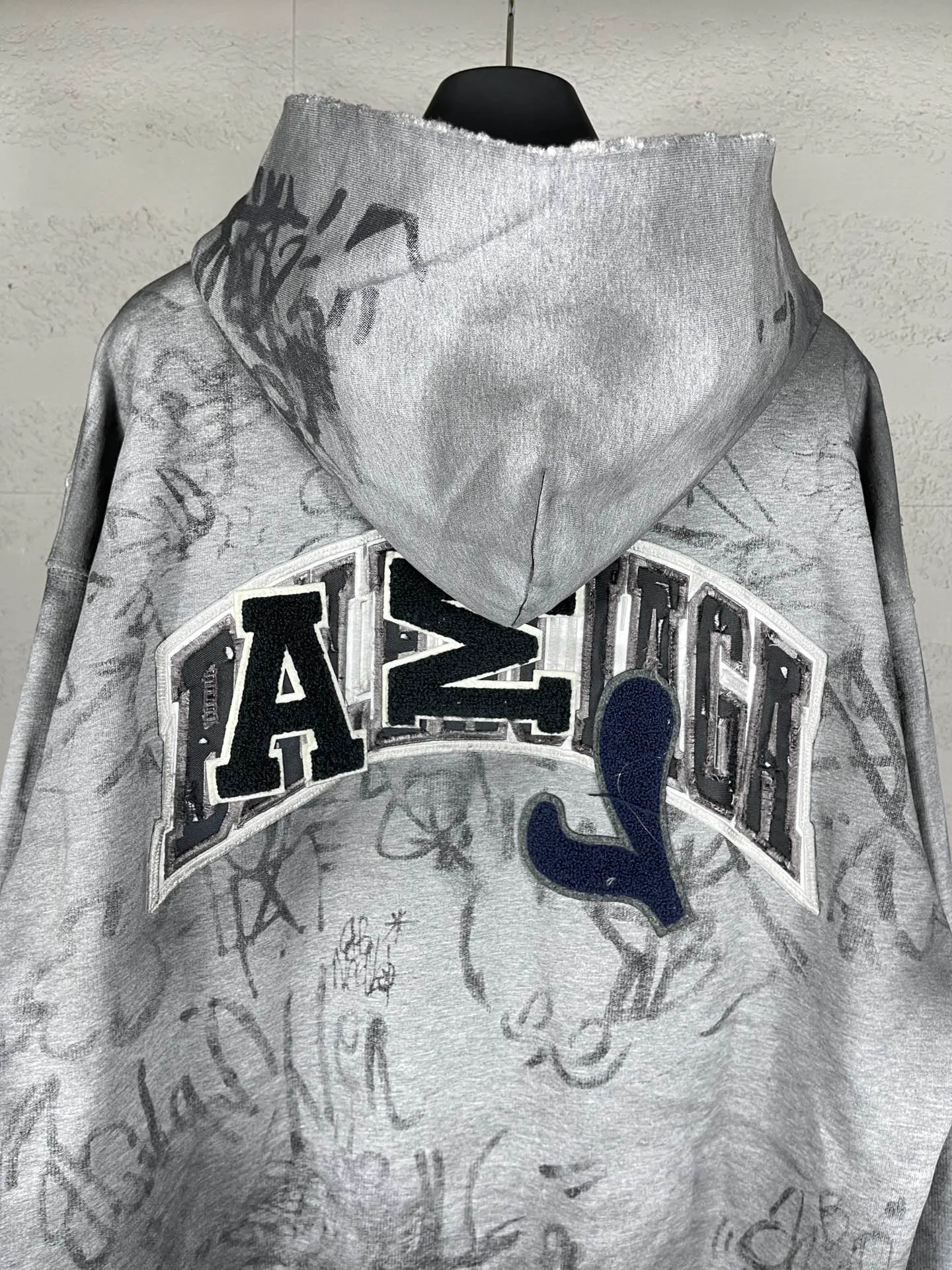 🅿️456 real photos [Top version. Official website quality] BALENCI*GA/Paris co-branded Manchester United. 24 latest. Hand-painted. Worn. Washed. Distressed. Worn. Inkjet painting. Graffiti. Zipper cardigan hooded sweatshirt. The embroidered insignia is heavily tattered. Top-quality board. Comparisons are welcome. The fabric is made of Paris ZP custom-woven and dyed cotton double yarn. Weighing 260 grams, the cloth surface is clean. The cloth pattern is clear, soft and comfortable. The threads are dyed with no color difference. The front pattern embroidery is made with imported machine embroidery. The color of the chapter mark is the same. The embroidery and border are embroidered. The chapter mark is worn and distressed to match the brick cabinet. Ready-made clothes are washed and distressed. Painted with graffiti. The entire piece of clothing is restored with overweight craftsmanship. Jubie market produces pictures based on pictures. Welcome to compare. The version adopts OS loose shoulder design. Same style for men and women. Code: BL238079 Color: gray, red, lake blue Size: XS S M L