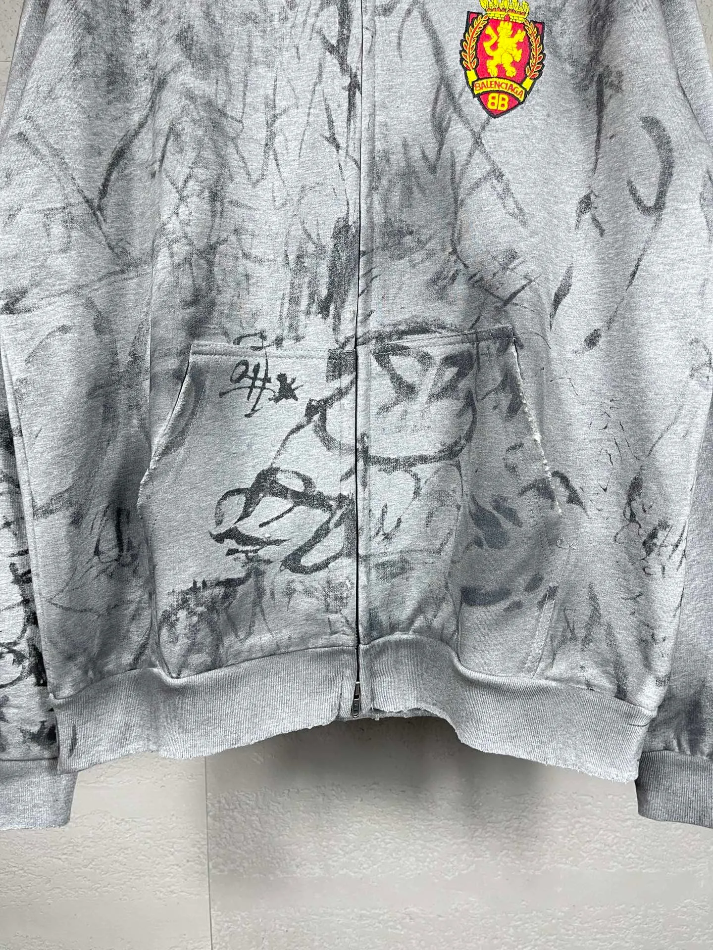 🅿️456 real photos [Top version. Official website quality] BALENCI*GA/Paris co-branded Manchester United. 24 latest. Hand-painted. Worn. Washed. Distressed. Worn. Inkjet painting. Graffiti. Zipper cardigan hooded sweatshirt. The embroidered insignia is heavily tattered. Top-quality board. Comparisons are welcome. The fabric is made of Paris ZP custom-woven and dyed cotton double yarn. Weighing 260 grams, the cloth surface is clean. The cloth pattern is clear, soft and comfortable. The threads are dyed with no color difference. The front pattern embroidery is made with imported machine embroidery. The color of the chapter mark is the same. The embroidery and border are embroidered. The chapter mark is worn and distressed to match the brick cabinet. Ready-made clothes are washed and distressed. Painted with graffiti. The entire piece of clothing is restored with overweight craftsmanship. Jubie market produces pictures based on pictures. Welcome to compare. The version adopts OS loose shoulder design. Same style for men and women. Code: BL238079 Color: gray, red, lake blue Size: XS S M L