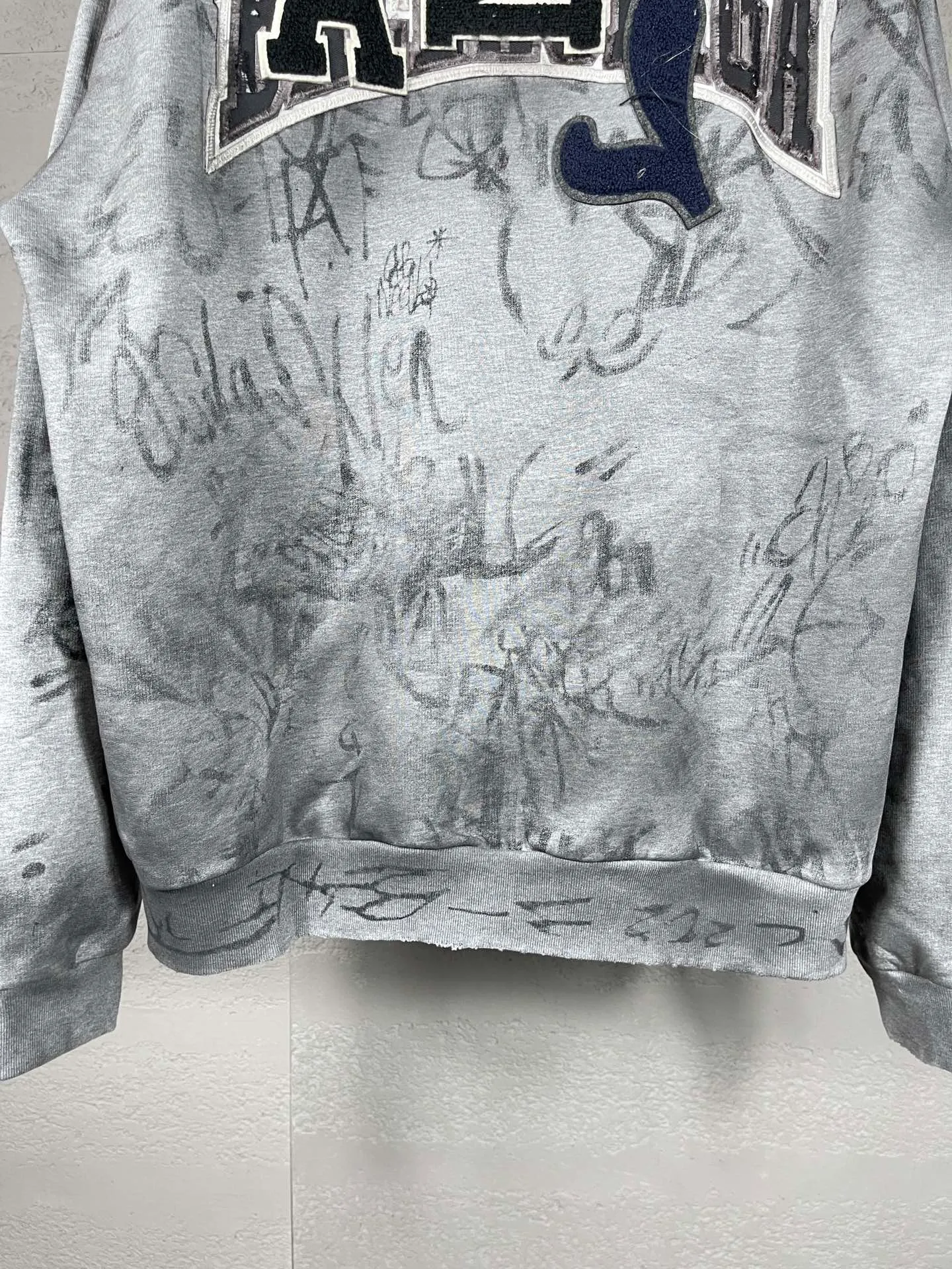 🅿️456 real photos [Top version. Official website quality] BALENCI*GA/Paris co-branded Manchester United. 24 latest. Hand-painted. Worn. Washed. Distressed. Worn. Inkjet painting. Graffiti. Zipper cardigan hooded sweatshirt. The embroidered insignia is heavily tattered. Top-quality board. Comparisons are welcome. The fabric is made of Paris ZP custom-woven and dyed cotton double yarn. Weighing 260 grams, the cloth surface is clean. The cloth pattern is clear, soft and comfortable. The threads are dyed with no color difference. The front pattern embroidery is made with imported machine embroidery. The color of the chapter mark is the same. The embroidery and border are embroidered. The chapter mark is worn and distressed to match the brick cabinet. Ready-made clothes are washed and distressed. Painted with graffiti. The entire piece of clothing is restored with overweight craftsmanship. Jubie market produces pictures based on pictures. Welcome to compare. The version adopts OS loose shoulder design. Same style for men and women. Code: BL238079 Color: gray, red, lake blue Size: XS S M L
