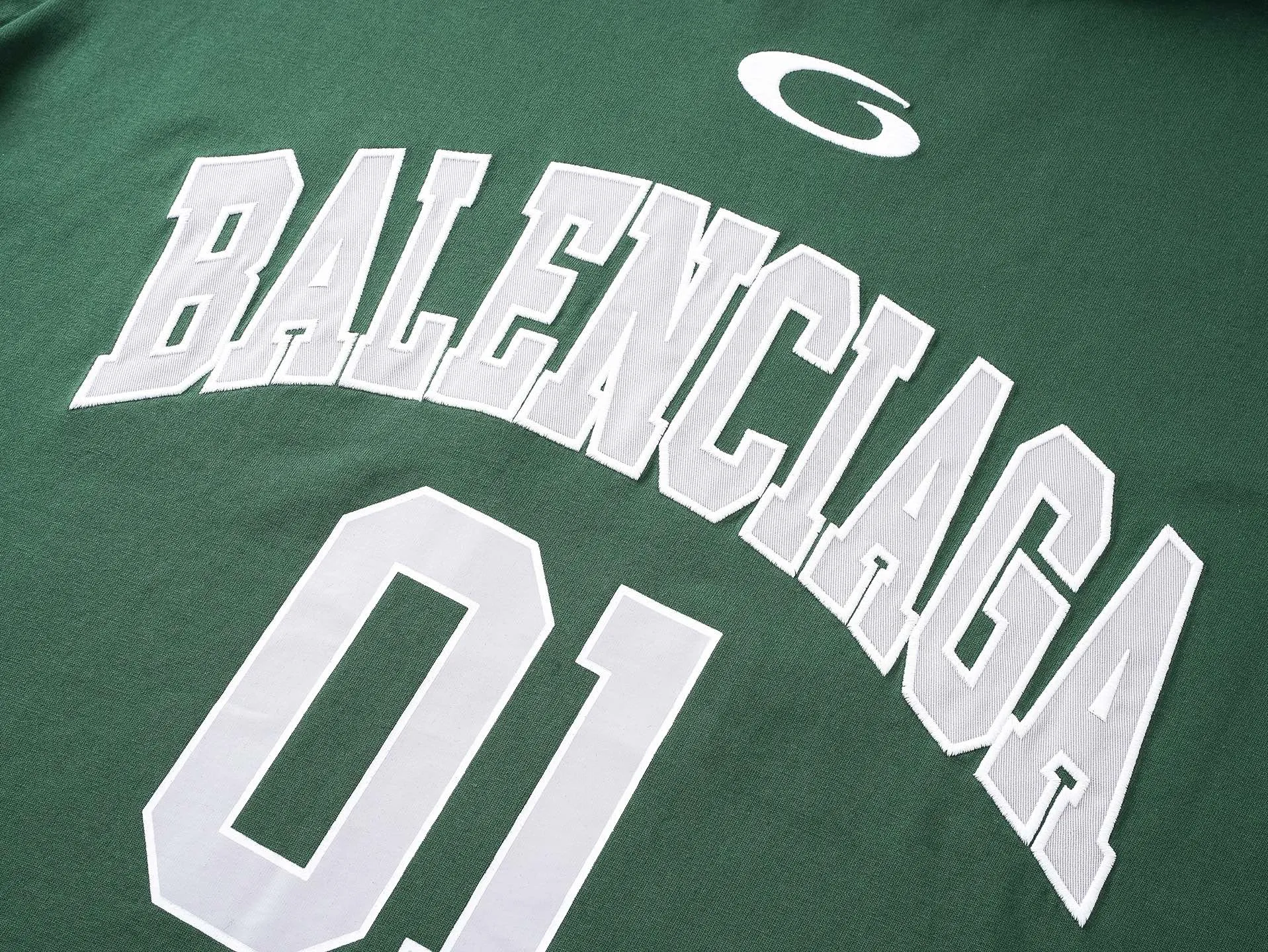 🅿️210 Actual pictures [Top version. Official website quality] BALENCI*GA/Paris.SS25 latest basketball uniform embroidered printed long-sleeved T-shirt. The front embroidery is embroidered and printed using a Tajima computer embroidery machine, the lower left corner is stamped, and the back piece is printed. Brick cabinets are synchronized. Genuine products are developed at the first time. The fabric is made of Paris ZP custom-woven and dyed cotton double yarn. Weighing 260 grams, the cloth surface is clean. The cloth pattern is clear, soft and comfortable. The threads are dyed with no color difference. The printing uses environmentally friendly imported materials, the letters are clear and the effect is three-dimensional. The version adopts OS loose shoulder design. Same style for men and women. Code: BL253626 Color: black, white, orchid, purple, yellow, green. Size: XS S M L