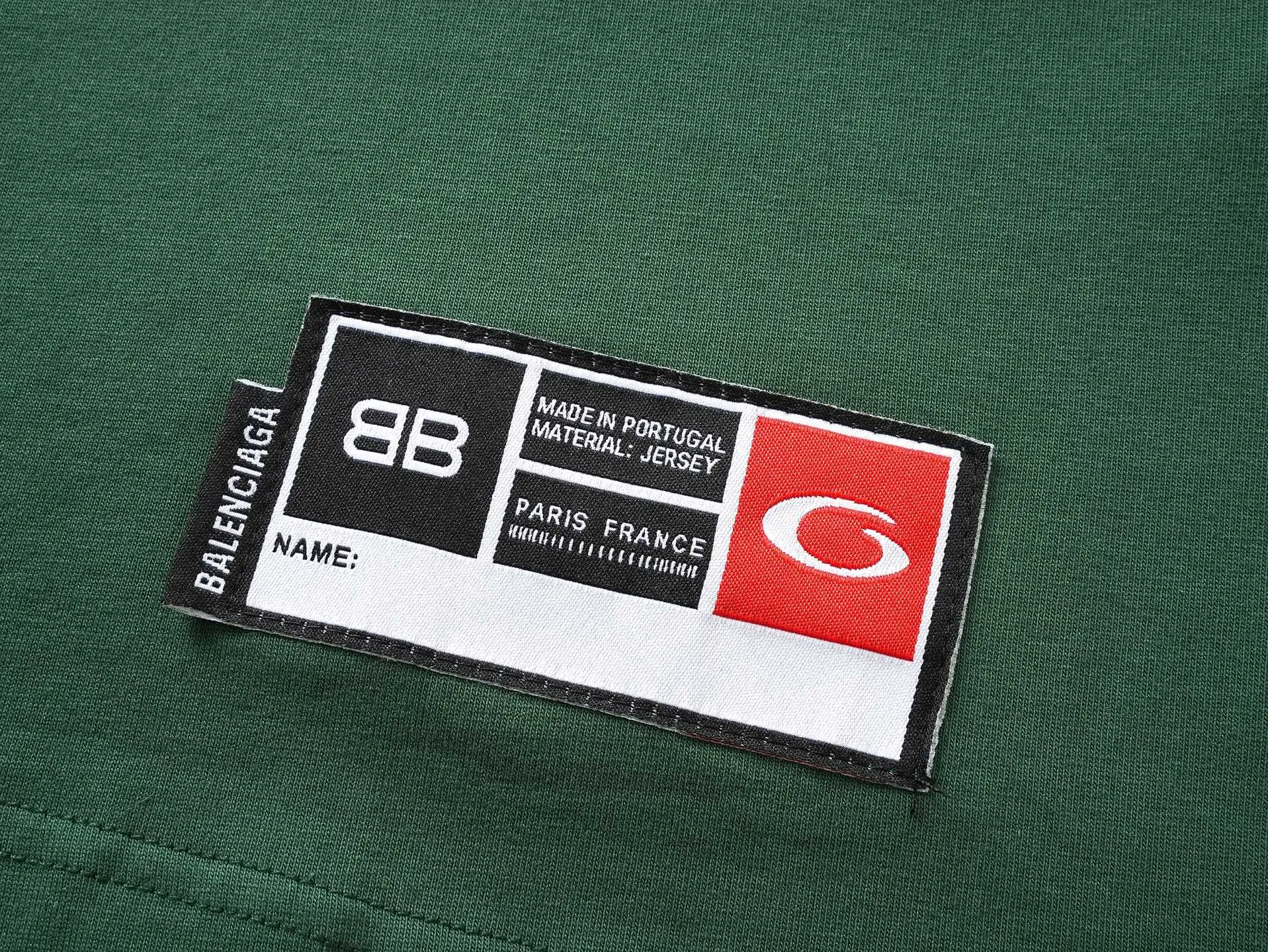 🅿️210 Actual pictures [Top version. Official website quality] BALENCI*GA/Paris.SS25 latest basketball uniform embroidered printed long-sleeved T-shirt. The front embroidery is embroidered and printed using a Tajima computer embroidery machine, the lower left corner is stamped, and the back piece is printed. Brick cabinets are synchronized. Genuine products are developed at the first time. The fabric is made of Paris ZP custom-woven and dyed cotton double yarn. Weighing 260 grams, the cloth surface is clean. The cloth pattern is clear, soft and comfortable. The threads are dyed with no color difference. The printing uses environmentally friendly imported materials, the letters are clear and the effect is three-dimensional. The version adopts OS loose shoulder design. Same style for men and women. Code: BL253626 Color: black, white, orchid, purple, yellow, green. Size: XS S M L