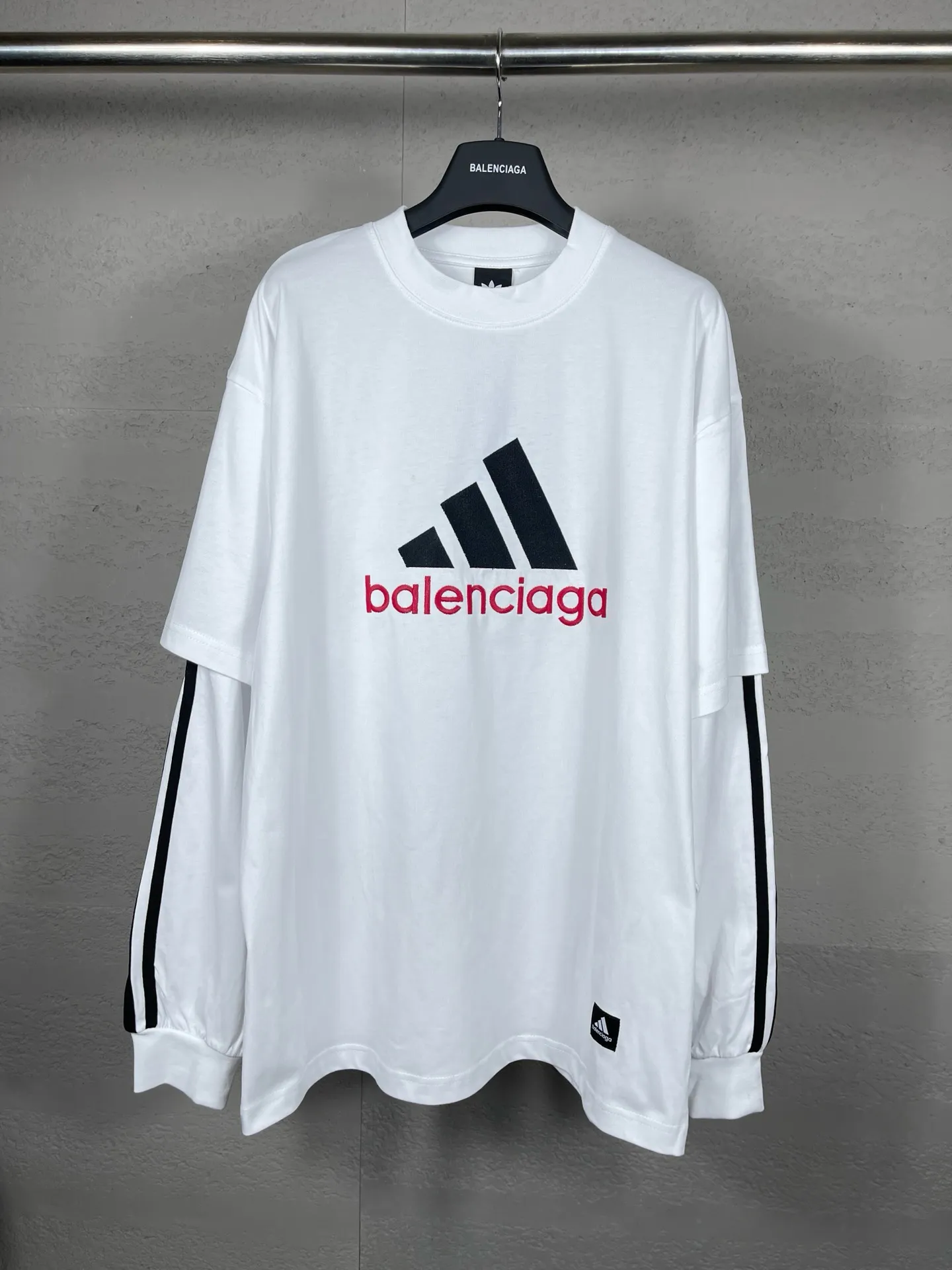 🅿️226 Detailed picture [Top version. Official website quality] BALENCI*GA/Paris co-branded Adidas classic LOGO combination on the front, embroidered long-sleeved T-shirt# The fabric is made of Paris ZP custom-woven and dyed cotton double yarn. Weighing 260 grams, the cloth surface is clean. The cloth pattern is clear, soft and comfortable. The color fastness is good. It is not easy to change color. The threads are dyed with no color difference. The classic letter LOGO embroidery is embroidered using imported Tajima embroidery machine. The lines are clear and the effect is three-dimensional. Restored brick cabinets. The version adopts OS loose shoulder design. Same style for men and women. Code: BL225030 Color: white, black Size: XS S M L