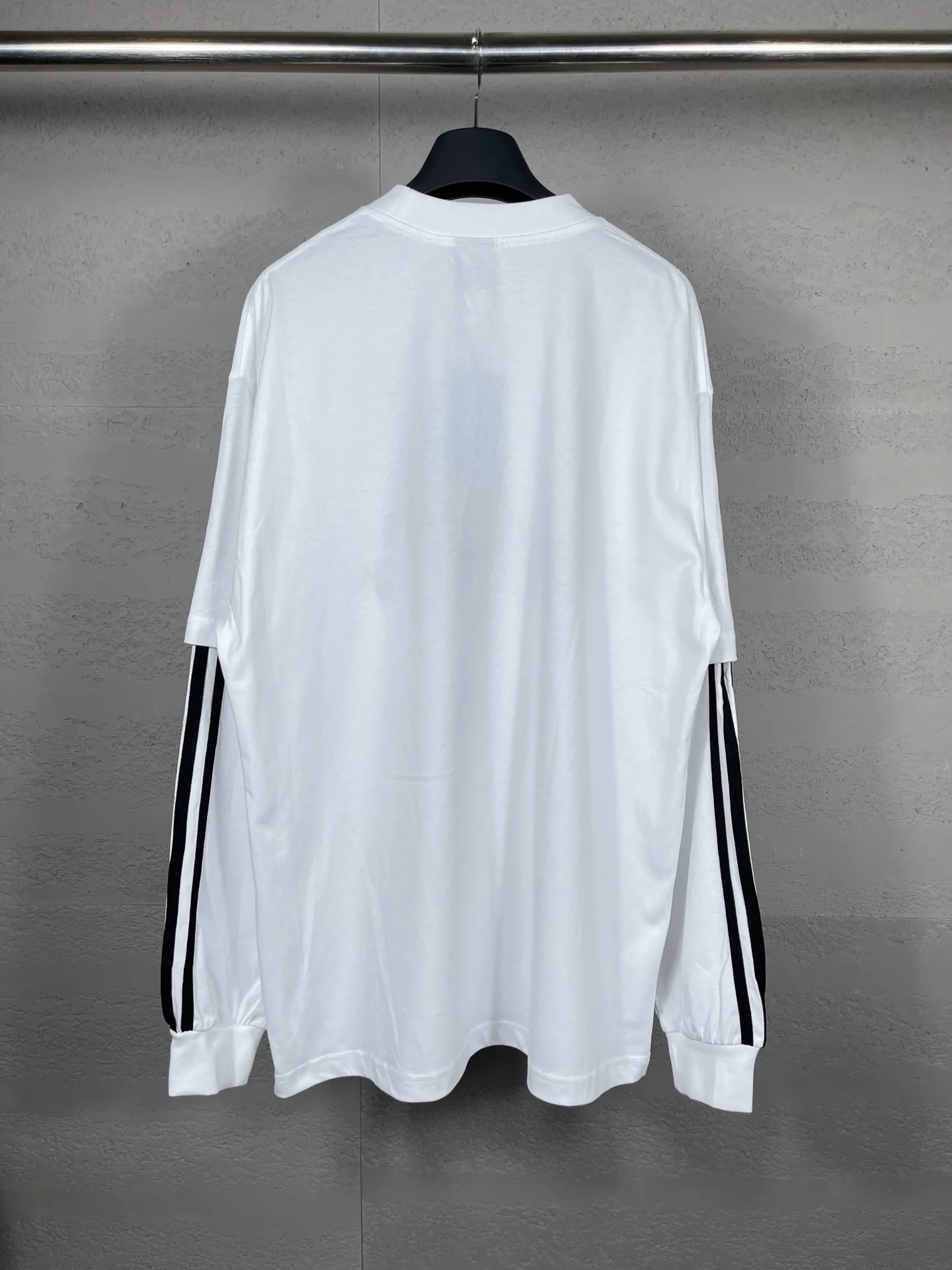 🅿️226 Detailed picture [Top version. Official website quality] BALENCI*GA/Paris co-branded Adidas classic LOGO combination on the front, embroidered long-sleeved T-shirt# The fabric is made of Paris ZP custom-woven and dyed cotton double yarn. Weighing 260 grams, the cloth surface is clean. The cloth pattern is clear, soft and comfortable. The color fastness is good. It is not easy to change color. The threads are dyed with no color difference. The classic letter LOGO embroidery is embroidered using imported Tajima embroidery machine. The lines are clear and the effect is three-dimensional. Restored brick cabinets. The version adopts OS loose shoulder design. Same style for men and women. Code: BL225030 Color: white, black Size: XS S M L