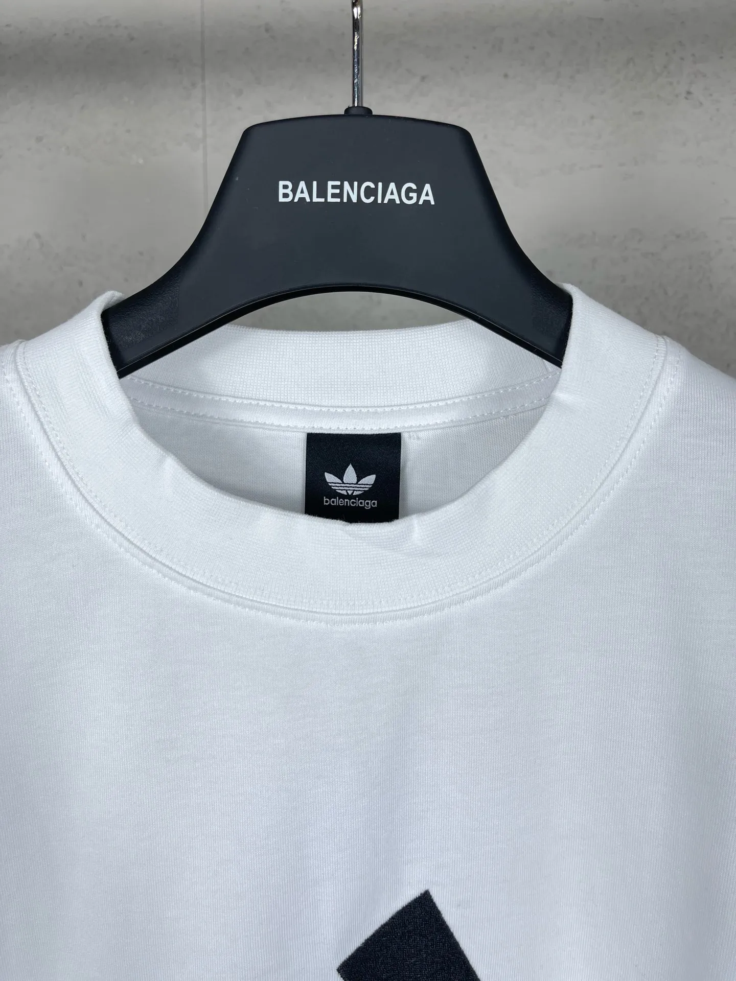 🅿️226 Detailed picture [Top version. Official website quality] BALENCI*GA/Paris co-branded Adidas classic LOGO combination on the front, embroidered long-sleeved T-shirt# The fabric is made of Paris ZP custom-woven and dyed cotton double yarn. Weighing 260 grams, the cloth surface is clean. The cloth pattern is clear, soft and comfortable. The color fastness is good. It is not easy to change color. The threads are dyed with no color difference. The classic letter LOGO embroidery is embroidered using imported Tajima embroidery machine. The lines are clear and the effect is three-dimensional. Restored brick cabinets. The version adopts OS loose shoulder design. Same style for men and women. Code: BL225030 Color: white, black Size: XS S M L