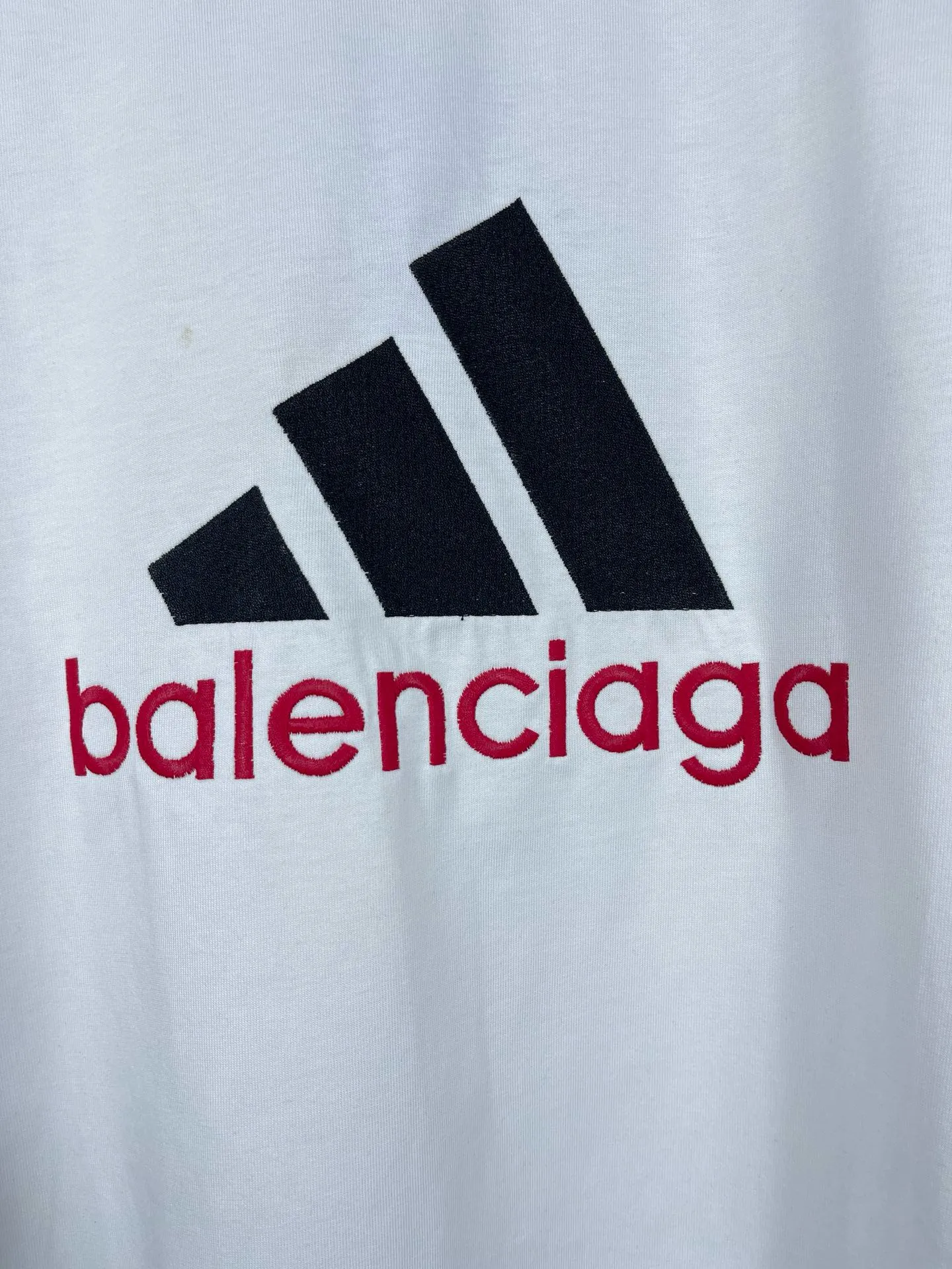 🅿️226 Detailed picture [Top version. Official website quality] BALENCI*GA/Paris co-branded Adidas classic LOGO combination on the front, embroidered long-sleeved T-shirt# The fabric is made of Paris ZP custom-woven and dyed cotton double yarn. Weighing 260 grams, the cloth surface is clean. The cloth pattern is clear, soft and comfortable. The color fastness is good. It is not easy to change color. The threads are dyed with no color difference. The classic letter LOGO embroidery is embroidered using imported Tajima embroidery machine. The lines are clear and the effect is three-dimensional. Restored brick cabinets. The version adopts OS loose shoulder design. Same style for men and women. Code: BL225030 Color: white, black Size: XS S M L