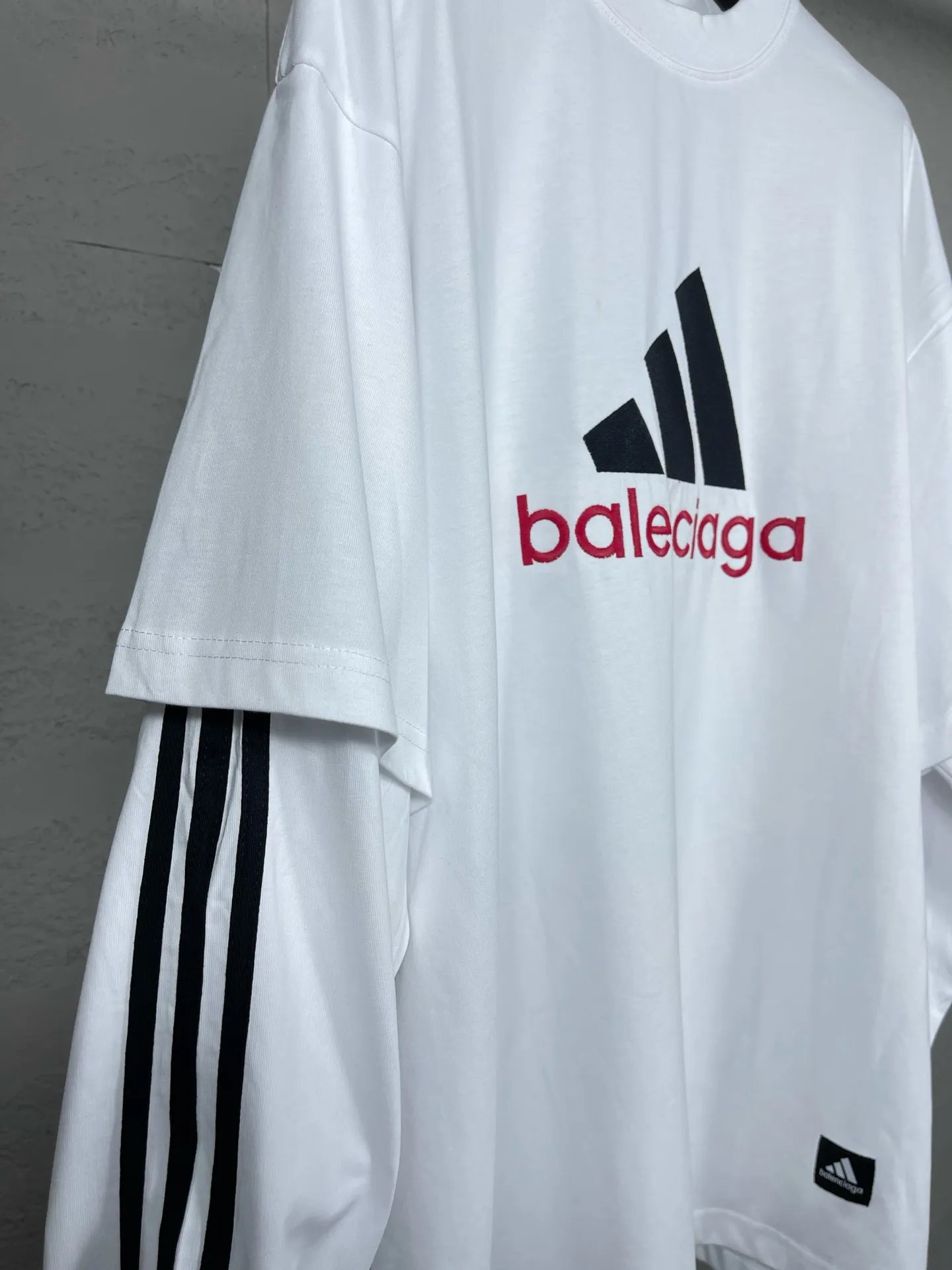 🅿️226 Detailed picture [Top version. Official website quality] BALENCI*GA/Paris co-branded Adidas classic LOGO combination on the front, embroidered long-sleeved T-shirt# The fabric is made of Paris ZP custom-woven and dyed cotton double yarn. Weighing 260 grams, the cloth surface is clean. The cloth pattern is clear, soft and comfortable. The color fastness is good. It is not easy to change color. The threads are dyed with no color difference. The classic letter LOGO embroidery is embroidered using imported Tajima embroidery machine. The lines are clear and the effect is three-dimensional. Restored brick cabinets. The version adopts OS loose shoulder design. Same style for men and women. Code: BL225030 Color: white, black Size: XS S M L