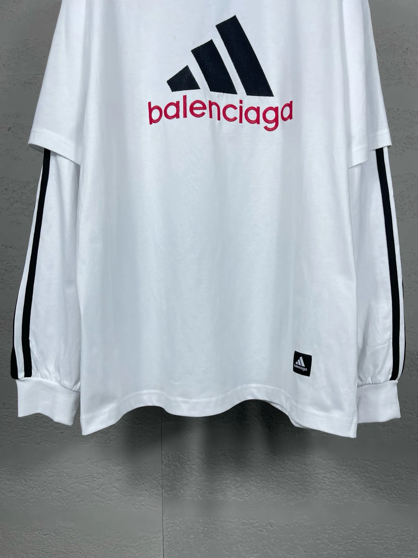 🅿️226 Detailed picture [Top version. Official website quality] BALENCI*GA/Paris co-branded Adidas classic LOGO combination on the front, embroidered long-sleeved T-shirt# The fabric is made of Paris ZP custom-woven and dyed cotton double yarn. Weighing 260 grams, the cloth surface is clean. The cloth pattern is clear, soft and comfortable. The color fastness is good. It is not easy to change color. The threads are dyed with no color difference. The classic letter LOGO embroidery is embroidered using imported Tajima embroidery machine. The lines are clear and the effect is three-dimensional. Restored brick cabinets. The version adopts OS loose shoulder design. Same style for men and women. Code: BL225030 Color: white, black Size: XS S M L