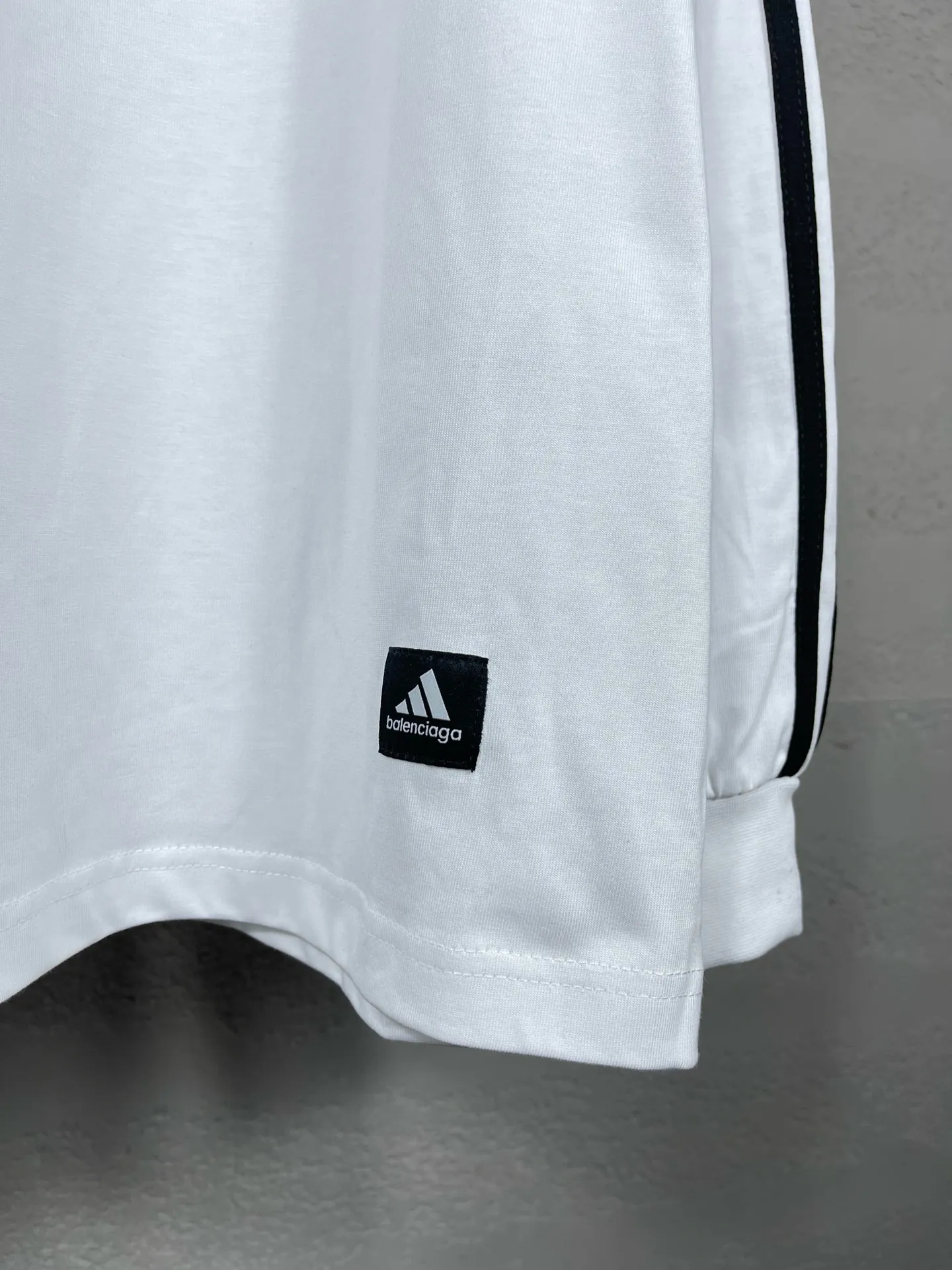 🅿️226 Detailed picture [Top version. Official website quality] BALENCI*GA/Paris co-branded Adidas classic LOGO combination on the front, embroidered long-sleeved T-shirt# The fabric is made of Paris ZP custom-woven and dyed cotton double yarn. Weighing 260 grams, the cloth surface is clean. The cloth pattern is clear, soft and comfortable. The color fastness is good. It is not easy to change color. The threads are dyed with no color difference. The classic letter LOGO embroidery is embroidered using imported Tajima embroidery machine. The lines are clear and the effect is three-dimensional. Restored brick cabinets. The version adopts OS loose shoulder design. Same style for men and women. Code: BL225030 Color: white, black Size: XS S M L