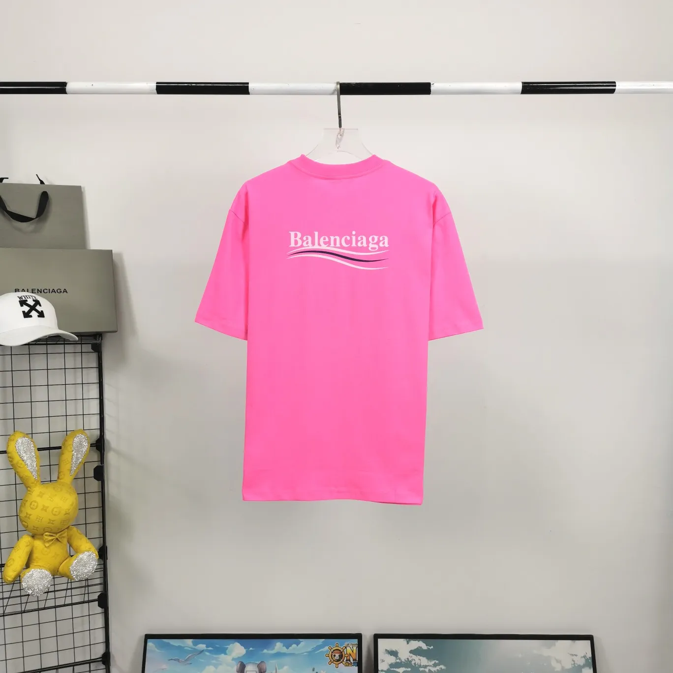 [New arrival] The top tried and tested version of Balenciaga's classic loose-fitting unisex pure cotton short-sleeved style. Custom-made fabrics and printed accessories are reproduced one-to-one. It is made of 280g cotton fabric with 32 count fine double cotton yarn plain weave, and the fabric surface is treated with dust-free woolen craftsmanship. The shoulder and chain seams are made of 0.8cm bundled strips inside, and the double chain stitching on the machine side is made of pure cotton. Here is an explanation of why I am dozens of yuan more expensive than others: 1. Each model is produced by the company. The detailed workmanship and fabrics are consistent with the genuine ones. There is no color difference between the ones at the counters. Guaranteed no color difference. Replicas are not scary. Whoever is fake is embarrassed. It’s not shameful to make a replica, it’s shameful if you can’t buy the correct version if you make a replica. All of my series can be found in all major places and will be absolutely stunning!  2. The fabric is made of 280g Paris-specific double yarn. No one can make better fabrics than mine. There is really no way to compare with the ordinary version on the market. Respect it. It is authentic and costs thousands of dollars. Don’t go for the quality of street stalls. 3. The workmanship has been restored in all aspects. The packaging has been restored in all aspects. 4. I guarantee here that this is the highest quality you can find. Size: XS-L Color; Blue Pink Fluorescent Yellow P: 260