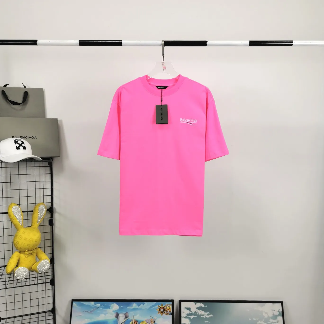 [New arrival] The top tried and tested version of Balenciaga's classic loose-fitting unisex pure cotton short-sleeved style. Custom-made fabrics and printed accessories are reproduced one-to-one. It is made of 280g cotton fabric with 32 count fine double cotton yarn plain weave, and the fabric surface is treated with dust-free woolen craftsmanship. The shoulder and chain seams are made of 0.8cm bundled strips inside, and the double chain stitching on the machine side is made of pure cotton. Here is an explanation of why I am dozens of yuan more expensive than others: 1. Each model is produced by the company. The detailed workmanship and fabrics are consistent with the genuine ones. There is no color difference between the ones at the counters. Guaranteed no color difference. Replicas are not scary. Whoever is fake is embarrassed. It’s not shameful to make a replica, it’s shameful if you can’t buy the correct version if you make a replica. All of my series can be found in all major places and will be absolutely stunning!  2. The fabric is made of 280g Paris-specific double yarn. No one can make better fabrics than mine. There is really no way to compare with the ordinary version on the market. Respect it. It is authentic and costs thousands of dollars. Don’t go for the quality of street stalls. 3. The workmanship has been restored in all aspects. The packaging has been restored in all aspects. 4. I guarantee here that this is the highest quality you can find. Size: XS-L Color; Blue Pink Fluorescent Yellow P: 260