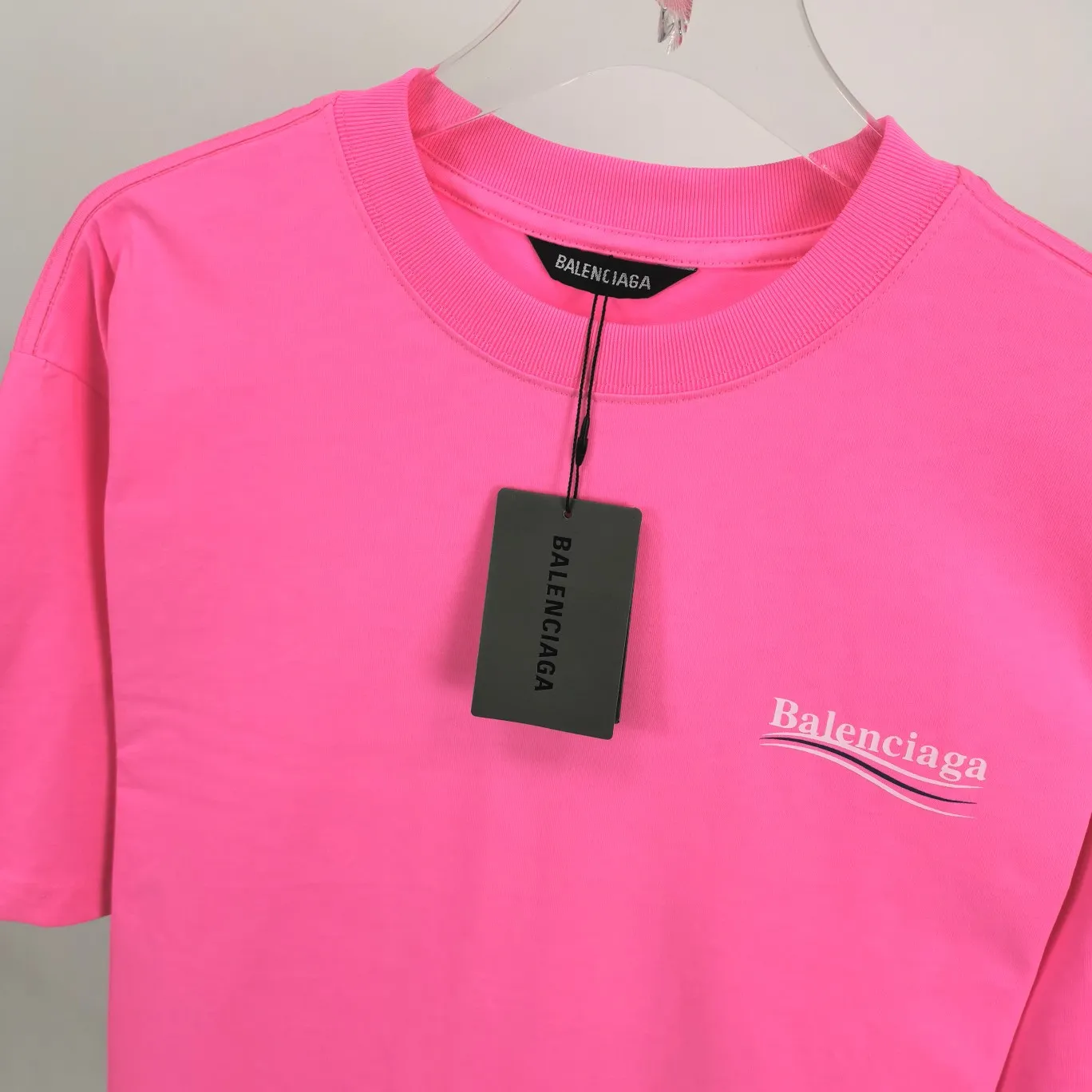 [New arrival] The top tried and tested version of Balenciaga's classic loose-fitting unisex pure cotton short-sleeved style. Custom-made fabrics and printed accessories are reproduced one-to-one. It is made of 280g cotton fabric with 32 count fine double cotton yarn plain weave, and the fabric surface is treated with dust-free woolen craftsmanship. The shoulder and chain seams are made of 0.8cm bundled strips inside, and the double chain stitching on the machine side is made of pure cotton. Here is an explanation of why I am dozens of yuan more expensive than others: 1. Each model is produced by the company. The detailed workmanship and fabrics are consistent with the genuine ones. There is no color difference between the ones at the counters. Guaranteed no color difference. Replicas are not scary. Whoever is fake is embarrassed. It’s not shameful to make a replica, it’s shameful if you can’t buy the correct version if you make a replica. All of my series can be found in all major places and will be absolutely stunning!  2. The fabric is made of 280g Paris-specific double yarn. No one can make better fabrics than mine. There is really no way to compare with the ordinary version on the market. Respect it. It is authentic and costs thousands of dollars. Don’t go for the quality of street stalls. 3. The workmanship has been restored in all aspects. The packaging has been restored in all aspects. 4. I guarantee here that this is the highest quality you can find. Size: XS-L Color; Blue Pink Fluorescent Yellow P: 260