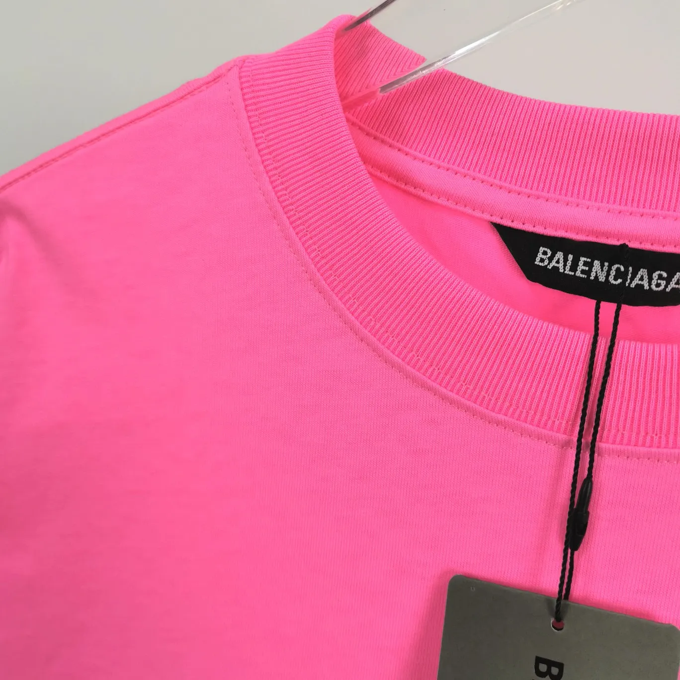 [New arrival] The top tried and tested version of Balenciaga's classic loose-fitting unisex pure cotton short-sleeved style. Custom-made fabrics and printed accessories are reproduced one-to-one. It is made of 280g cotton fabric with 32 count fine double cotton yarn plain weave, and the fabric surface is treated with dust-free woolen craftsmanship. The shoulder and chain seams are made of 0.8cm bundled strips inside, and the double chain stitching on the machine side is made of pure cotton. Here is an explanation of why I am dozens of yuan more expensive than others: 1. Each model is produced by the company. The detailed workmanship and fabrics are consistent with the genuine ones. There is no color difference between the ones at the counters. Guaranteed no color difference. Replicas are not scary. Whoever is fake is embarrassed. It’s not shameful to make a replica, it’s shameful if you can’t buy the correct version if you make a replica. All of my series can be found in all major places and will be absolutely stunning!  2. The fabric is made of 280g Paris-specific double yarn. No one can make better fabrics than mine. There is really no way to compare with the ordinary version on the market. Respect it. It is authentic and costs thousands of dollars. Don’t go for the quality of street stalls. 3. The workmanship has been restored in all aspects. The packaging has been restored in all aspects. 4. I guarantee here that this is the highest quality you can find. Size: XS-L Color; Blue Pink Fluorescent Yellow P: 260