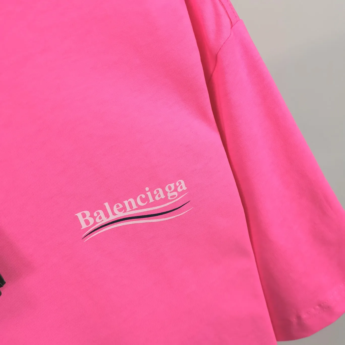 [New arrival] The top tried and tested version of Balenciaga's classic loose-fitting unisex pure cotton short-sleeved style. Custom-made fabrics and printed accessories are reproduced one-to-one. It is made of 280g cotton fabric with 32 count fine double cotton yarn plain weave, and the fabric surface is treated with dust-free woolen craftsmanship. The shoulder and chain seams are made of 0.8cm bundled strips inside, and the double chain stitching on the machine side is made of pure cotton. Here is an explanation of why I am dozens of yuan more expensive than others: 1. Each model is produced by the company. The detailed workmanship and fabrics are consistent with the genuine ones. There is no color difference between the ones at the counters. Guaranteed no color difference. Replicas are not scary. Whoever is fake is embarrassed. It’s not shameful to make a replica, it’s shameful if you can’t buy the correct version if you make a replica. All of my series can be found in all major places and will be absolutely stunning!  2. The fabric is made of 280g Paris-specific double yarn. No one can make better fabrics than mine. There is really no way to compare with the ordinary version on the market. Respect it. It is authentic and costs thousands of dollars. Don’t go for the quality of street stalls. 3. The workmanship has been restored in all aspects. The packaging has been restored in all aspects. 4. I guarantee here that this is the highest quality you can find. Size: XS-L Color; Blue Pink Fluorescent Yellow P: 260