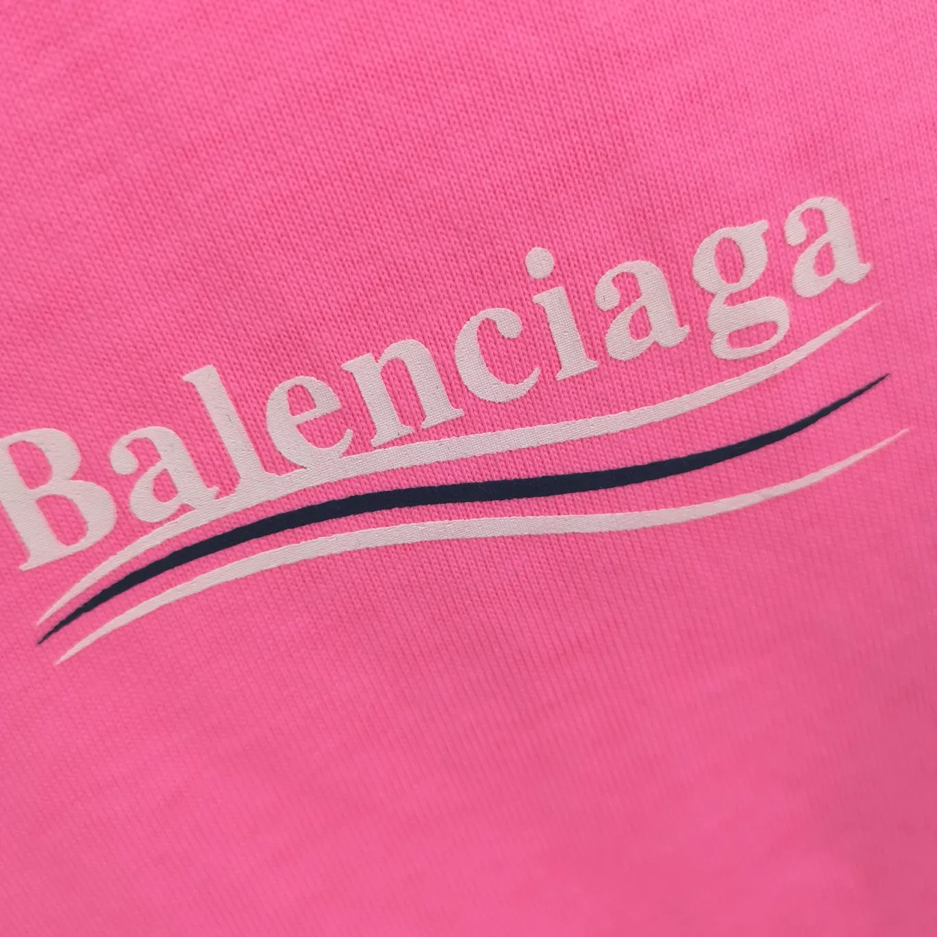 [New arrival] The top tried and tested version of Balenciaga's classic loose-fitting unisex pure cotton short-sleeved style. Custom-made fabrics and printed accessories are reproduced one-to-one. It is made of 280g cotton fabric with 32 count fine double cotton yarn plain weave, and the fabric surface is treated with dust-free woolen craftsmanship. The shoulder and chain seams are made of 0.8cm bundled strips inside, and the double chain stitching on the machine side is made of pure cotton. Here is an explanation of why I am dozens of yuan more expensive than others: 1. Each model is produced by the company. The detailed workmanship and fabrics are consistent with the genuine ones. There is no color difference between the ones at the counters. Guaranteed no color difference. Replicas are not scary. Whoever is fake is embarrassed. It’s not shameful to make a replica, it’s shameful if you can’t buy the correct version if you make a replica. All of my series can be found in all major places and will be absolutely stunning!  2. The fabric is made of 280g Paris-specific double yarn. No one can make better fabrics than mine. There is really no way to compare with the ordinary version on the market. Respect it. It is authentic and costs thousands of dollars. Don’t go for the quality of street stalls. 3. The workmanship has been restored in all aspects. The packaging has been restored in all aspects. 4. I guarantee here that this is the highest quality you can find. Size: XS-L Color; Blue Pink Fluorescent Yellow P: 260