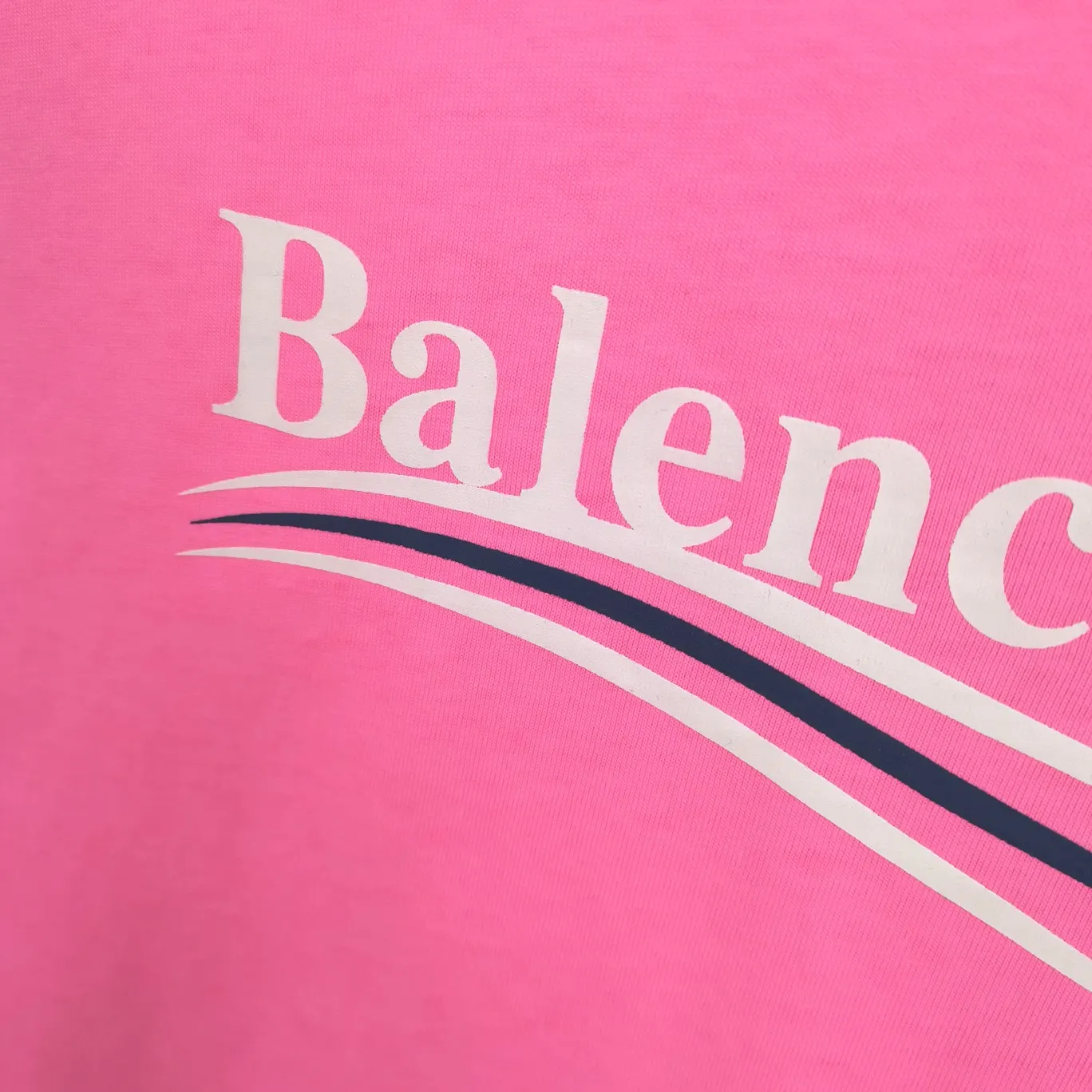 [New arrival] The top tried and tested version of Balenciaga's classic loose-fitting unisex pure cotton short-sleeved style. Custom-made fabrics and printed accessories are reproduced one-to-one. It is made of 280g cotton fabric with 32 count fine double cotton yarn plain weave, and the fabric surface is treated with dust-free woolen craftsmanship. The shoulder and chain seams are made of 0.8cm bundled strips inside, and the double chain stitching on the machine side is made of pure cotton. Here is an explanation of why I am dozens of yuan more expensive than others: 1. Each model is produced by the company. The detailed workmanship and fabrics are consistent with the genuine ones. There is no color difference between the ones at the counters. Guaranteed no color difference. Replicas are not scary. Whoever is fake is embarrassed. It’s not shameful to make a replica, it’s shameful if you can’t buy the correct version if you make a replica. All of my series can be found in all major places and will be absolutely stunning!  2. The fabric is made of 280g Paris-specific double yarn. No one can make better fabrics than mine. There is really no way to compare with the ordinary version on the market. Respect it. It is authentic and costs thousands of dollars. Don’t go for the quality of street stalls. 3. The workmanship has been restored in all aspects. The packaging has been restored in all aspects. 4. I guarantee here that this is the highest quality you can find. Size: XS-L Color; Blue Pink Fluorescent Yellow P: 260