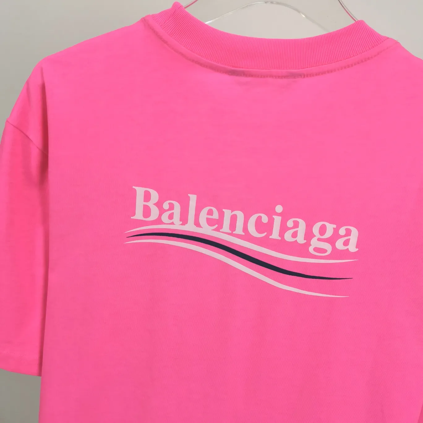[New arrival] The top tried and tested version of Balenciaga's classic loose-fitting unisex pure cotton short-sleeved style. Custom-made fabrics and printed accessories are reproduced one-to-one. It is made of 280g cotton fabric with 32 count fine double cotton yarn plain weave, and the fabric surface is treated with dust-free woolen craftsmanship. The shoulder and chain seams are made of 0.8cm bundled strips inside, and the double chain stitching on the machine side is made of pure cotton. Here is an explanation of why I am dozens of yuan more expensive than others: 1. Each model is produced by the company. The detailed workmanship and fabrics are consistent with the genuine ones. There is no color difference between the ones at the counters. Guaranteed no color difference. Replicas are not scary. Whoever is fake is embarrassed. It’s not shameful to make a replica, it’s shameful if you can’t buy the correct version if you make a replica. All of my series can be found in all major places and will be absolutely stunning!  2. The fabric is made of 280g Paris-specific double yarn. No one can make better fabrics than mine. There is really no way to compare with the ordinary version on the market. Respect it. It is authentic and costs thousands of dollars. Don’t go for the quality of street stalls. 3. The workmanship has been restored in all aspects. The packaging has been restored in all aspects. 4. I guarantee here that this is the highest quality you can find. Size: XS-L Color; Blue Pink Fluorescent Yellow P: 260