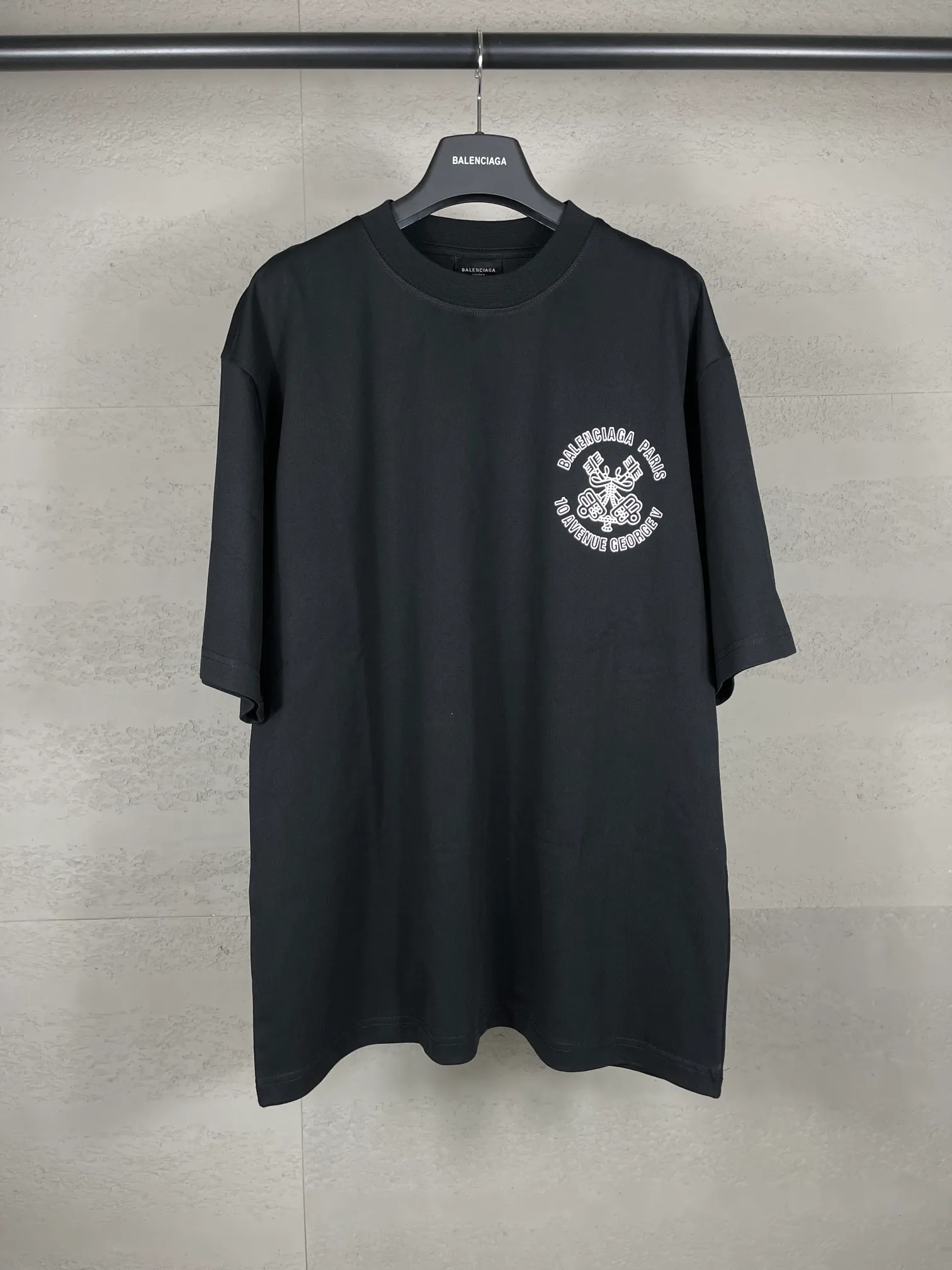 🅿️170 real shots [Top version. Official website quality] BALENCI*GA/Paris.SS25 latest model. The new LOGO monogram is printed on the front and back of the short-sleeved T-shirt. The brick cabinet is synchronized. It is developed at the first time and the fabric is made of Paris ZP custom-woven and dyed cotton double yarn. Weighing 260 grams, the cloth surface is clean. The cloth pattern is clear, soft and comfortable. The threads are dyed with no color difference. The printing is made of environmentally friendly imported materials. The letters are clear and the effect is three-dimensional. The version adopts OS loose shoulder design. Same style for men and women. Code: BL223619 Color: black, white Size: XS S M L