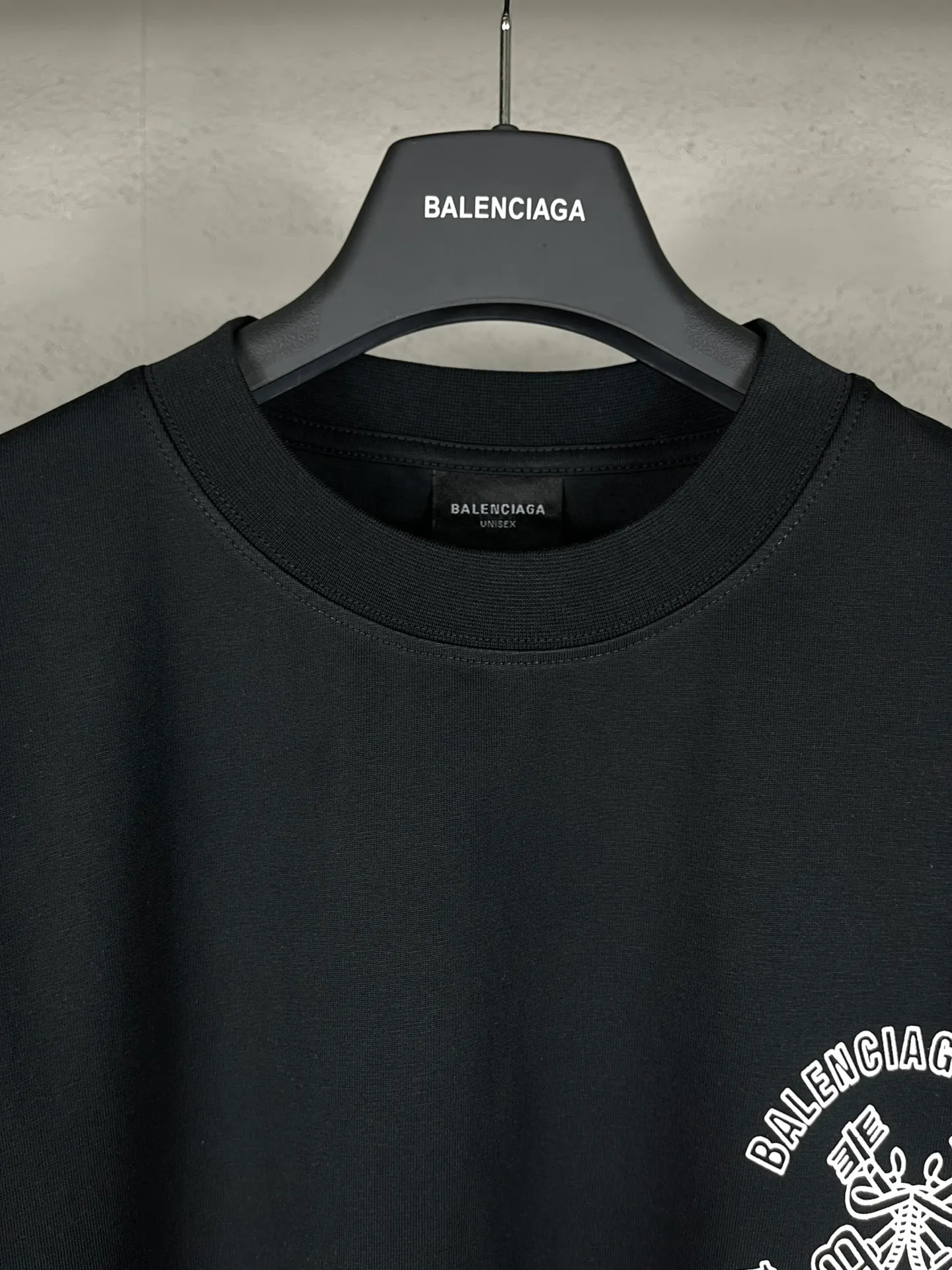 🅿️170 real shots [Top version. Official website quality] BALENCI*GA/Paris.SS25 latest model. The new LOGO monogram is printed on the front and back of the short-sleeved T-shirt. The brick cabinet is synchronized. It is developed at the first time and the fabric is made of Paris ZP custom-woven and dyed cotton double yarn. Weighing 260 grams, the cloth surface is clean. The cloth pattern is clear, soft and comfortable. The threads are dyed with no color difference. The printing is made of environmentally friendly imported materials. The letters are clear and the effect is three-dimensional. The version adopts OS loose shoulder design. Same style for men and women. Code: BL223619 Color: black, white Size: XS S M L
