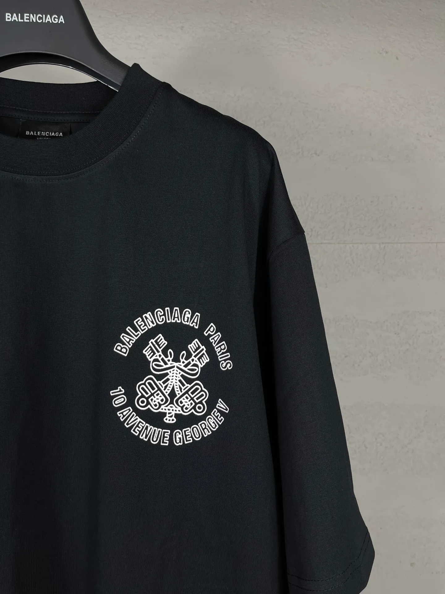 🅿️170 real shots [Top version. Official website quality] BALENCI*GA/Paris.SS25 latest model. The new LOGO monogram is printed on the front and back of the short-sleeved T-shirt. The brick cabinet is synchronized. It is developed at the first time and the fabric is made of Paris ZP custom-woven and dyed cotton double yarn. Weighing 260 grams, the cloth surface is clean. The cloth pattern is clear, soft and comfortable. The threads are dyed with no color difference. The printing is made of environmentally friendly imported materials. The letters are clear and the effect is three-dimensional. The version adopts OS loose shoulder design. Same style for men and women. Code: BL223619 Color: black, white Size: XS S M L