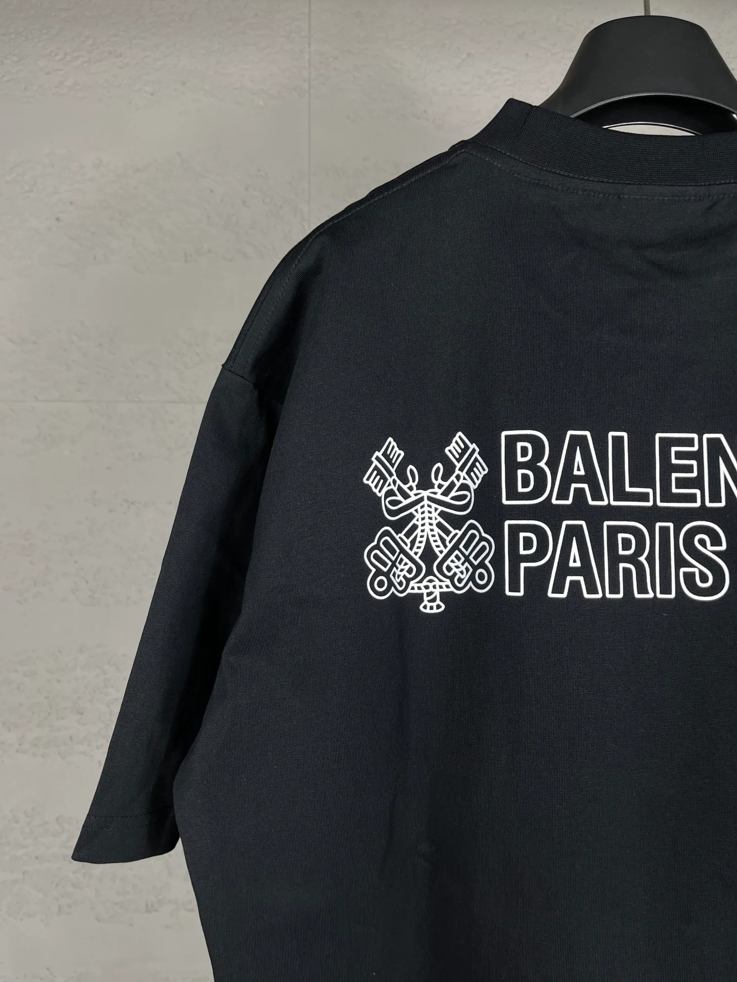 🅿️170 real shots [Top version. Official website quality] BALENCI*GA/Paris.SS25 latest model. The new LOGO monogram is printed on the front and back of the short-sleeved T-shirt. The brick cabinet is synchronized. It is developed at the first time and the fabric is made of Paris ZP custom-woven and dyed cotton double yarn. Weighing 260 grams, the cloth surface is clean. The cloth pattern is clear, soft and comfortable. The threads are dyed with no color difference. The printing is made of environmentally friendly imported materials. The letters are clear and the effect is three-dimensional. The version adopts OS loose shoulder design. Same style for men and women. Code: BL223619 Color: black, white Size: XS S M L