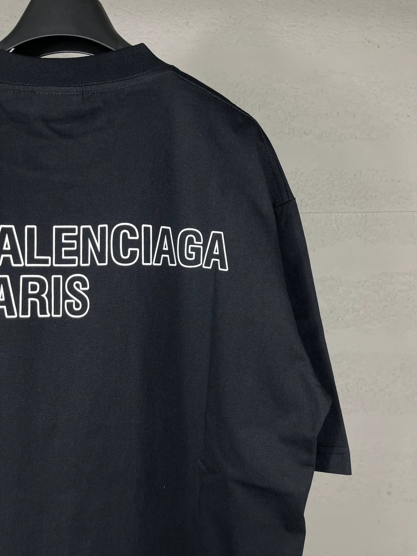 🅿️170 real shots [Top version. Official website quality] BALENCI*GA/Paris.SS25 latest model. The new LOGO monogram is printed on the front and back of the short-sleeved T-shirt. The brick cabinet is synchronized. It is developed at the first time and the fabric is made of Paris ZP custom-woven and dyed cotton double yarn. Weighing 260 grams, the cloth surface is clean. The cloth pattern is clear, soft and comfortable. The threads are dyed with no color difference. The printing is made of environmentally friendly imported materials. The letters are clear and the effect is three-dimensional. The version adopts OS loose shoulder design. Same style for men and women. Code: BL223619 Color: black, white Size: XS S M L