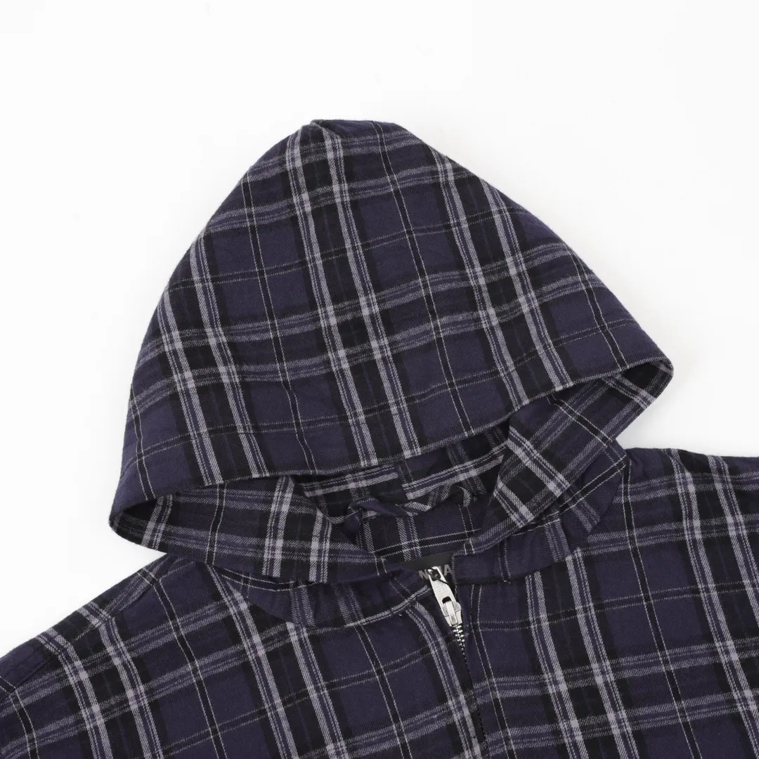 🅿️580 Balenciaga/Balenciaga BLCG 25FW blue plaid appliqué suit jacket Light luxury A must-have item for daily commuting for men and women Correct version Welcome to compare Detailed features · Custom-developed plaid flannel fabric · OS silhouette design · Infrared laser alignment cutting process All alignment · Side diagonal pockets Hooded design · Customized molded hardware zippers Double puller design · Tajima high-speed embroidery machine 200,000 appliqués · Washing process to enhance the feel · Diagonal pockets on the side of trousers · Pockets decorated with embroidery · Original main mark washed tag packaging Color: Picture color Size: 46-52