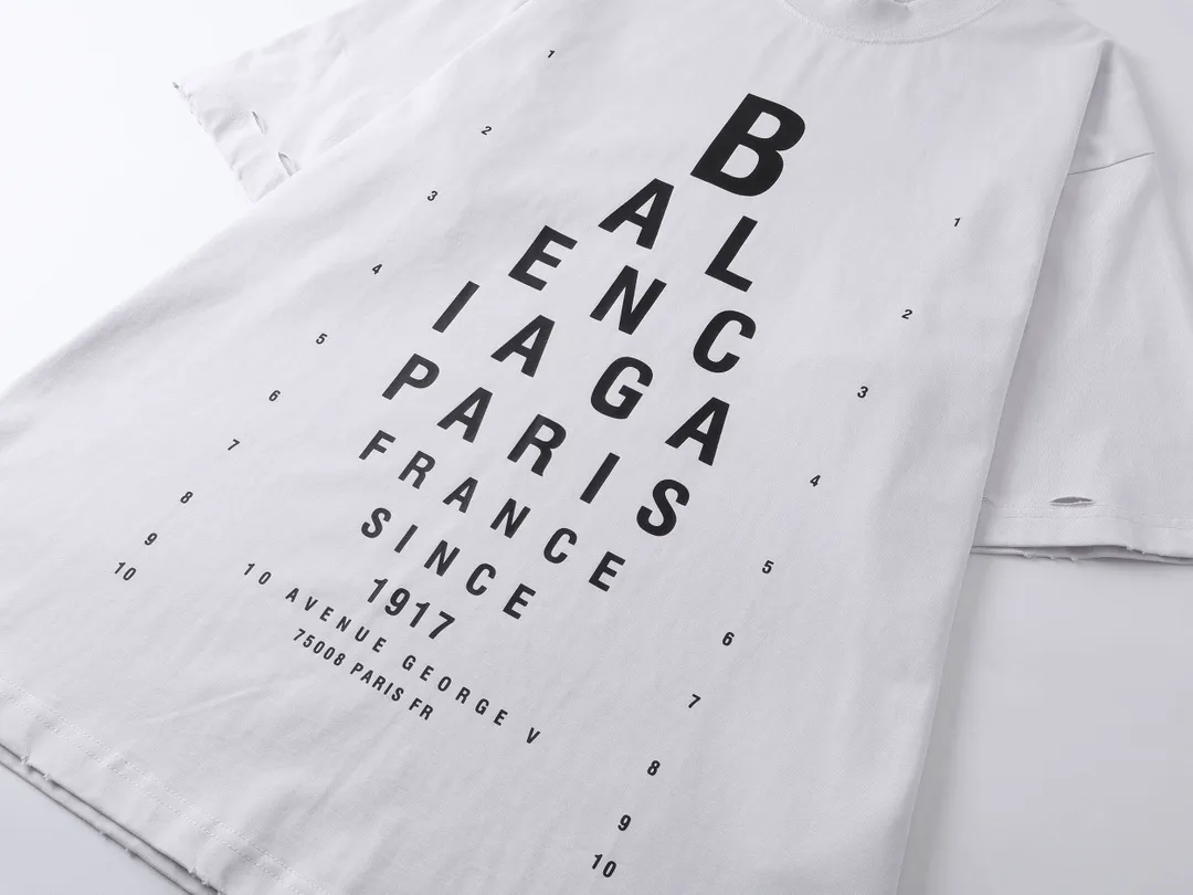 🅿️180 real photos [Top version. Official website quality] BALENCI*GA/Paris.SS25 latest model alphanumeric printed eye chart worn and distressed short-sleeved T-shirt. Ready-made clothing with many worn and worn. Brick cabinets are synchronized. Genuine products are developed at the first time. The fabric is made of Paris ZP custom-woven and dyed cotton double yarn. Weighing 260 grams, the cloth surface is clean. The cloth pattern is clear, soft and comfortable. The threads are dyed with no color difference. The printing is made of environmentally friendly imported materials. The letters are clear and the effect is three-dimensional. The version adopts OS loose shoulder design. Same style for men and women. Code: BL223617 Color: black, gray and white. Size: XS S M L