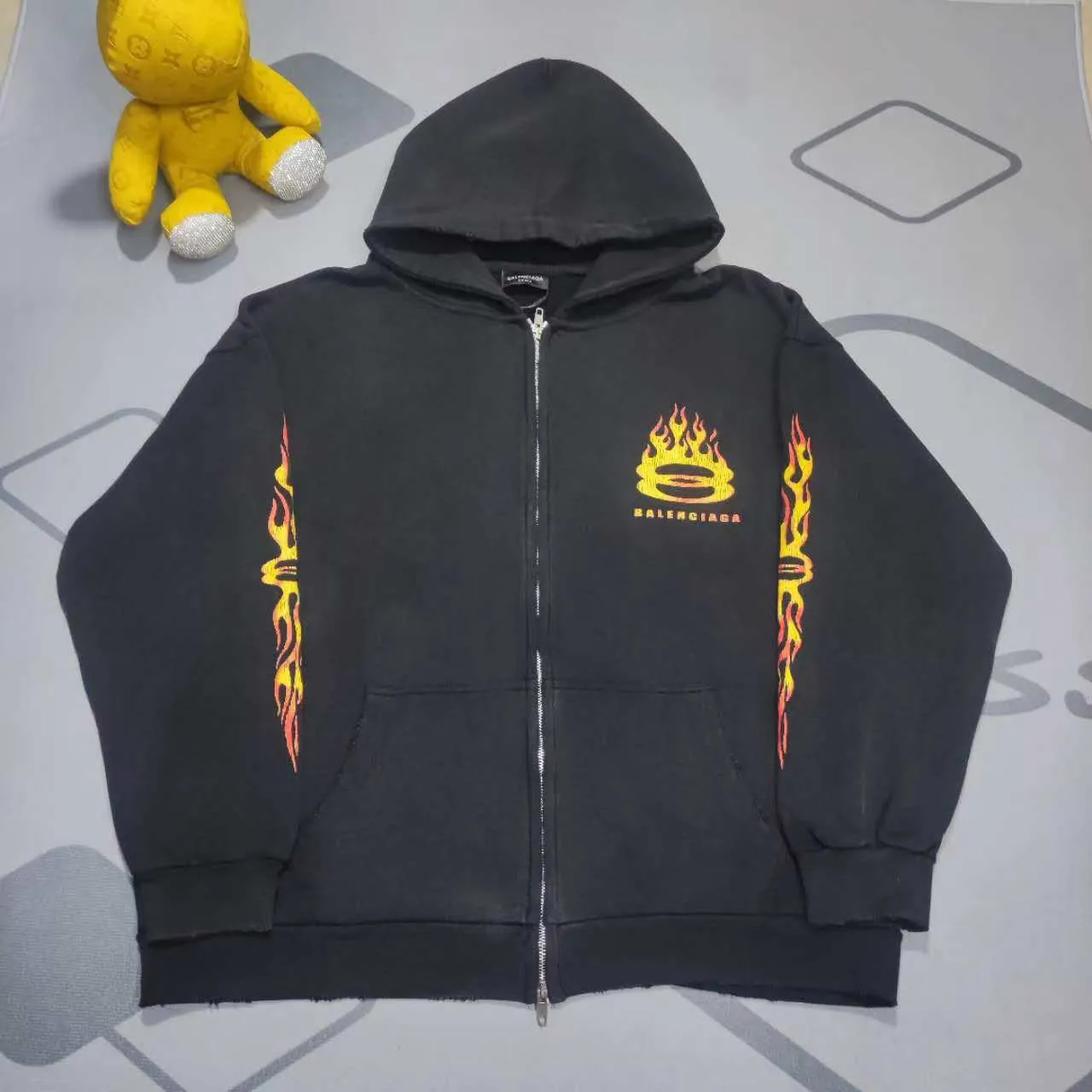 Top version BALENCIAGA/SS Balenciaga 2024 double-ring flame direct-injection printed washed and distressed hooded zipper jacket 2024 new style ✅No.1 quality in this market Real ceiling quality ✅All original development drawings pay attention to details to avoid stolen pictures from merchants ✅Correct 450g custom-woven and dyed 100% cotton double yarn compact cotton fabric ✅Imported Conley direct-injection printing color ZP consistent ✅Letter cracking process, clear and firm, no hand feel ✅Ready-made garments washed and distressed Overweight craftsmanship, good color fastness, consistent ZP. Let me explain why mine is a little more expensive than others, 1. It seems to be a simple printing or embroidery, but it is not simple at all. 10000% imported machine restoration is not just a lip service. You are welcome to compare with peers. 2. Each model is produced by the company. The details of the workmanship and fabrics are consistent with the original ones. There is no color difference between the details and the counters. Reproduction is not terrible. Whoever is fake is embarrassed. It’s not shameful to make a replica, it’s shameful if you can’t buy the correct version if you make a replica.  3. Note that the threaded collars are all original collars of certain countries and regions, with high wrapping. The width of the neckline and cabinets are accurate to the millimeter. Thick necklines are not easy to deform. The collars of high-end products are all restored cabinets. They are different from the big collars in the world. Ordinary garbage short-sleeves are printed with a print. The clavicle of the upper body is exposed. Please be patient. Customers who have bought genuine products or have seen genuine products will come back to place orders again. This is quality. This is quality. 4. Different styles of washed wheat main wheat, including imported wheat, have different colors and codes. Really restore the counter. As we all know, Balenciaga's collar labels in each quarter have different English or different colors. This distinguishes fast food from the world's same-colored main wheat washed wheat. 5. Pay attention to the workmanship. The stitching at the neckline has no folds, smooth and natural without overlapping lines, and truly restores this. This is something that many people cannot do. 6. The fabric is made of 450g Paris-specific double yarn. No one can make better fabrics than my family. There's really no way to compare it with the ordinary version on the market. Respect it. It's genuine and costs thousands of dollars anyway. Don't go wrong with the quality of street stall products. 7. The workmanship is fully restored and the packaging is fully restored. The cost is huge. 8. I guarantee here that this is the highest quality you can find. P:510 Size: XS-S-M-L (the correct version is very large)