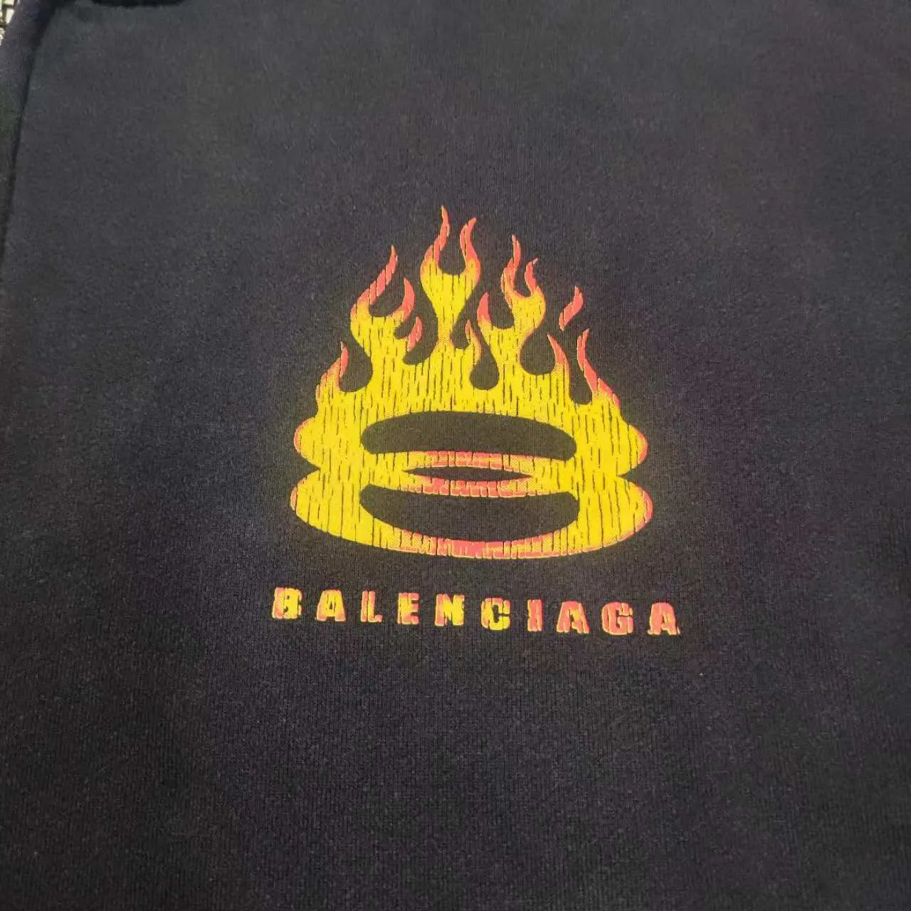 Top version BALENCIAGA/SS Balenciaga 2024 double-ring flame direct-injection printed washed and distressed hooded zipper jacket 2024 new style ✅No.1 quality in this market Real ceiling quality ✅All original development drawings pay attention to details to avoid stolen pictures from merchants ✅Correct 450g custom-woven and dyed 100% cotton double yarn compact cotton fabric ✅Imported Conley direct-injection printing color ZP consistent ✅Letter cracking process, clear and firm, no hand feel ✅Ready-made garments washed and distressed Overweight craftsmanship, good color fastness, consistent ZP. Let me explain why mine is a little more expensive than others, 1. It seems to be a simple printing or embroidery, but it is not simple at all. 10000% imported machine restoration is not just a lip service. You are welcome to compare with peers. 2. Each model is produced by the company. The details of the workmanship and fabrics are consistent with the original ones. There is no color difference between the details and the counters. Reproduction is not terrible. Whoever is fake is embarrassed. It’s not shameful to make a replica, it’s shameful if you can’t buy the correct version if you make a replica.  3. Note that the threaded collars are all original collars of certain countries and regions, with high wrapping. The width of the neckline and cabinets are accurate to the millimeter. Thick necklines are not easy to deform. The collars of high-end products are all restored cabinets. They are different from the big collars in the world. Ordinary garbage short-sleeves are printed with a print. The clavicle of the upper body is exposed. Please be patient. Customers who have bought genuine products or have seen genuine products will come back to place orders again. This is quality. This is quality. 4. Different styles of washed wheat main wheat, including imported wheat, have different colors and codes. Really restore the counter. As we all know, Balenciaga's collar labels in each quarter have different English or different colors. This distinguishes fast food from the world's same-colored main wheat washed wheat. 5. Pay attention to the workmanship. The stitching at the neckline has no folds, smooth and natural without overlapping lines, and truly restores this. This is something that many people cannot do. 6. The fabric is made of 450g Paris-specific double yarn. No one can make better fabrics than my family. There's really no way to compare it with the ordinary version on the market. Respect it. It's genuine and costs thousands of dollars anyway. Don't go wrong with the quality of street stall products. 7. The workmanship is fully restored and the packaging is fully restored. The cost is huge. 8. I guarantee here that this is the highest quality you can find. P:510 Size: XS-S-M-L (the correct version is very large)