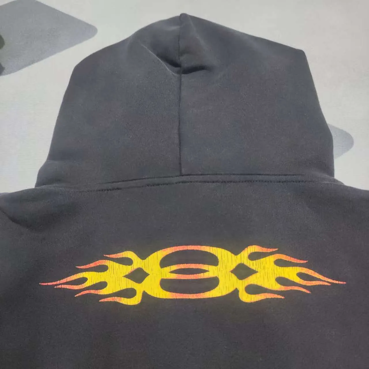 Top version BALENCIAGA/SS Balenciaga 2024 double-ring flame direct-injection printed washed and distressed hooded zipper jacket 2024 new style ✅No.1 quality in this market Real ceiling quality ✅All original development drawings pay attention to details to avoid stolen pictures from merchants ✅Correct 450g custom-woven and dyed 100% cotton double yarn compact cotton fabric ✅Imported Conley direct-injection printing color ZP consistent ✅Letter cracking process, clear and firm, no hand feel ✅Ready-made garments washed and distressed Overweight craftsmanship, good color fastness, consistent ZP. Let me explain why mine is a little more expensive than others, 1. It seems to be a simple printing or embroidery, but it is not simple at all. 10000% imported machine restoration is not just a lip service. You are welcome to compare with peers. 2. Each model is produced by the company. The details of the workmanship and fabrics are consistent with the original ones. There is no color difference between the details and the counters. Reproduction is not terrible. Whoever is fake is embarrassed. It’s not shameful to make a replica, it’s shameful if you can’t buy the correct version if you make a replica.  3. Note that the threaded collars are all original collars of certain countries and regions, with high wrapping. The width of the neckline and cabinets are accurate to the millimeter. Thick necklines are not easy to deform. The collars of high-end products are all restored cabinets. They are different from the big collars in the world. Ordinary garbage short-sleeves are printed with a print. The clavicle of the upper body is exposed. Please be patient. Customers who have bought genuine products or have seen genuine products will come back to place orders again. This is quality. This is quality. 4. Different styles of washed wheat main wheat, including imported wheat, have different colors and codes. Really restore the counter. As we all know, Balenciaga's collar labels in each quarter have different English or different colors. This distinguishes fast food from the world's same-colored main wheat washed wheat. 5. Pay attention to the workmanship. The stitching at the neckline has no folds, smooth and natural without overlapping lines, and truly restores this. This is something that many people cannot do. 6. The fabric is made of 450g Paris-specific double yarn. No one can make better fabrics than my family. There's really no way to compare it with the ordinary version on the market. Respect it. It's genuine and costs thousands of dollars anyway. Don't go wrong with the quality of street stall products. 7. The workmanship is fully restored and the packaging is fully restored. The cost is huge. 8. I guarantee here that this is the highest quality you can find. P:510 Size: XS-S-M-L (the correct version is very large)