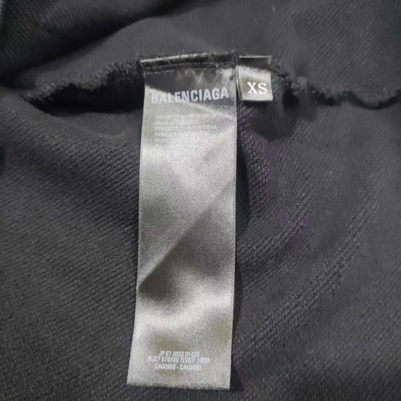 Top version BALENCIAGA/SS Balenciaga 2024 double-ring flame direct-injection printed washed and distressed hooded zipper jacket 2024 new style ✅No.1 quality in this market Real ceiling quality ✅All original development drawings pay attention to details to avoid stolen pictures from merchants ✅Correct 450g custom-woven and dyed 100% cotton double yarn compact cotton fabric ✅Imported Conley direct-injection printing color ZP consistent ✅Letter cracking process, clear and firm, no hand feel ✅Ready-made garments washed and distressed Overweight craftsmanship, good color fastness, consistent ZP. Let me explain why mine is a little more expensive than others, 1. It seems to be a simple printing or embroidery, but it is not simple at all. 10000% imported machine restoration is not just a lip service. You are welcome to compare with peers. 2. Each model is produced by the company. The details of the workmanship and fabrics are consistent with the original ones. There is no color difference between the details and the counters. Reproduction is not terrible. Whoever is fake is embarrassed. It’s not shameful to make a replica, it’s shameful if you can’t buy the correct version if you make a replica.  3. Note that the threaded collars are all original collars of certain countries and regions, with high wrapping. The width of the neckline and cabinets are accurate to the millimeter. Thick necklines are not easy to deform. The collars of high-end products are all restored cabinets. They are different from the big collars in the world. Ordinary garbage short-sleeves are printed with a print. The clavicle of the upper body is exposed. Please be patient. Customers who have bought genuine products or have seen genuine products will come back to place orders again. This is quality. This is quality. 4. Different styles of washed wheat main wheat, including imported wheat, have different colors and codes. Really restore the counter. As we all know, Balenciaga's collar labels in each quarter have different English or different colors. This distinguishes fast food from the world's same-colored main wheat washed wheat. 5. Pay attention to the workmanship. The stitching at the neckline has no folds, smooth and natural without overlapping lines, and truly restores this. This is something that many people cannot do. 6. The fabric is made of 450g Paris-specific double yarn. No one can make better fabrics than my family. There's really no way to compare it with the ordinary version on the market. Respect it. It's genuine and costs thousands of dollars anyway. Don't go wrong with the quality of street stall products. 7. The workmanship is fully restored and the packaging is fully restored. The cost is huge. 8. I guarantee here that this is the highest quality you can find. P:510 Size: XS-S-M-L (the correct version is very large)